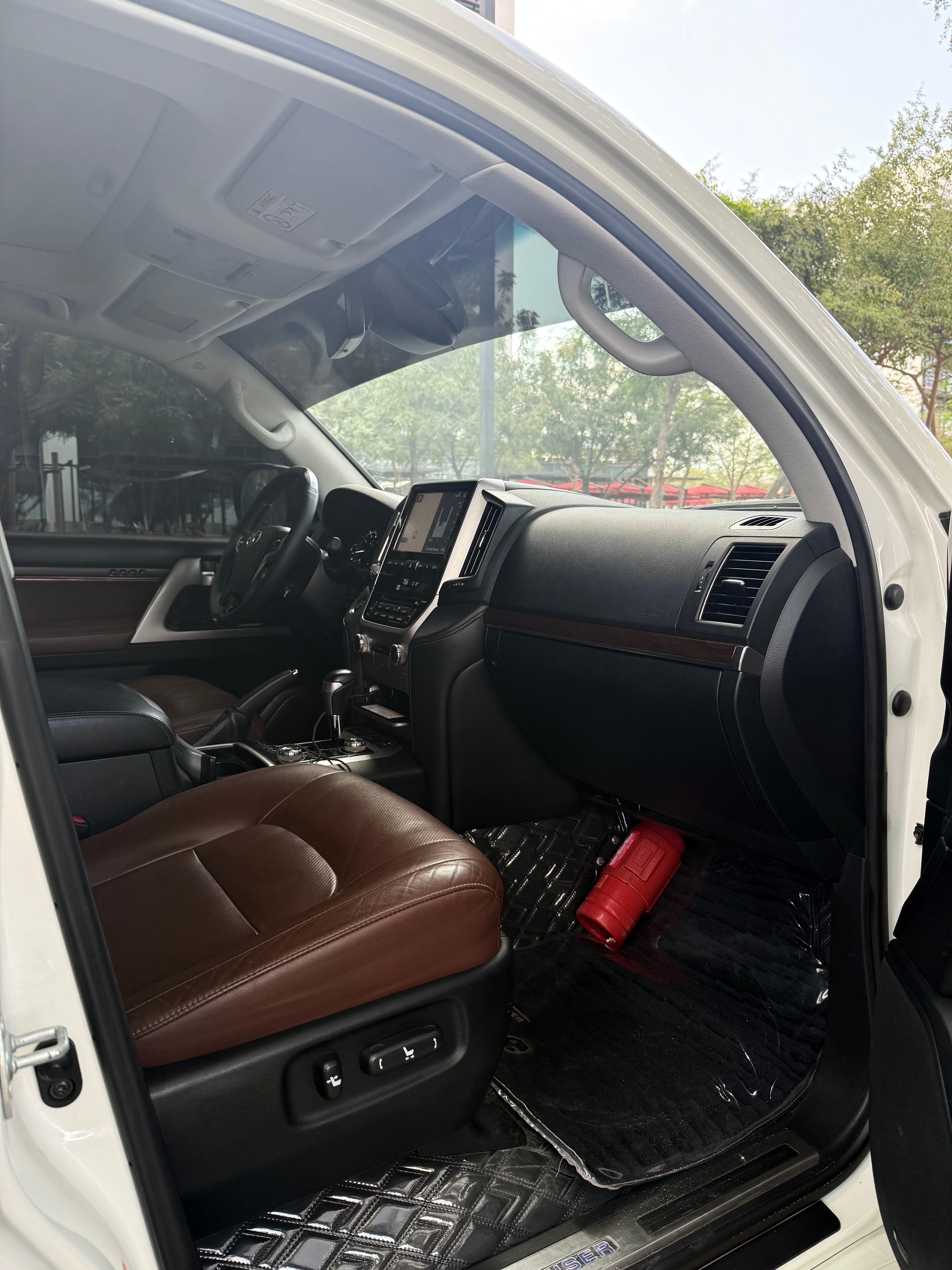 White Toyota Land Cruiser VXR V8 2019