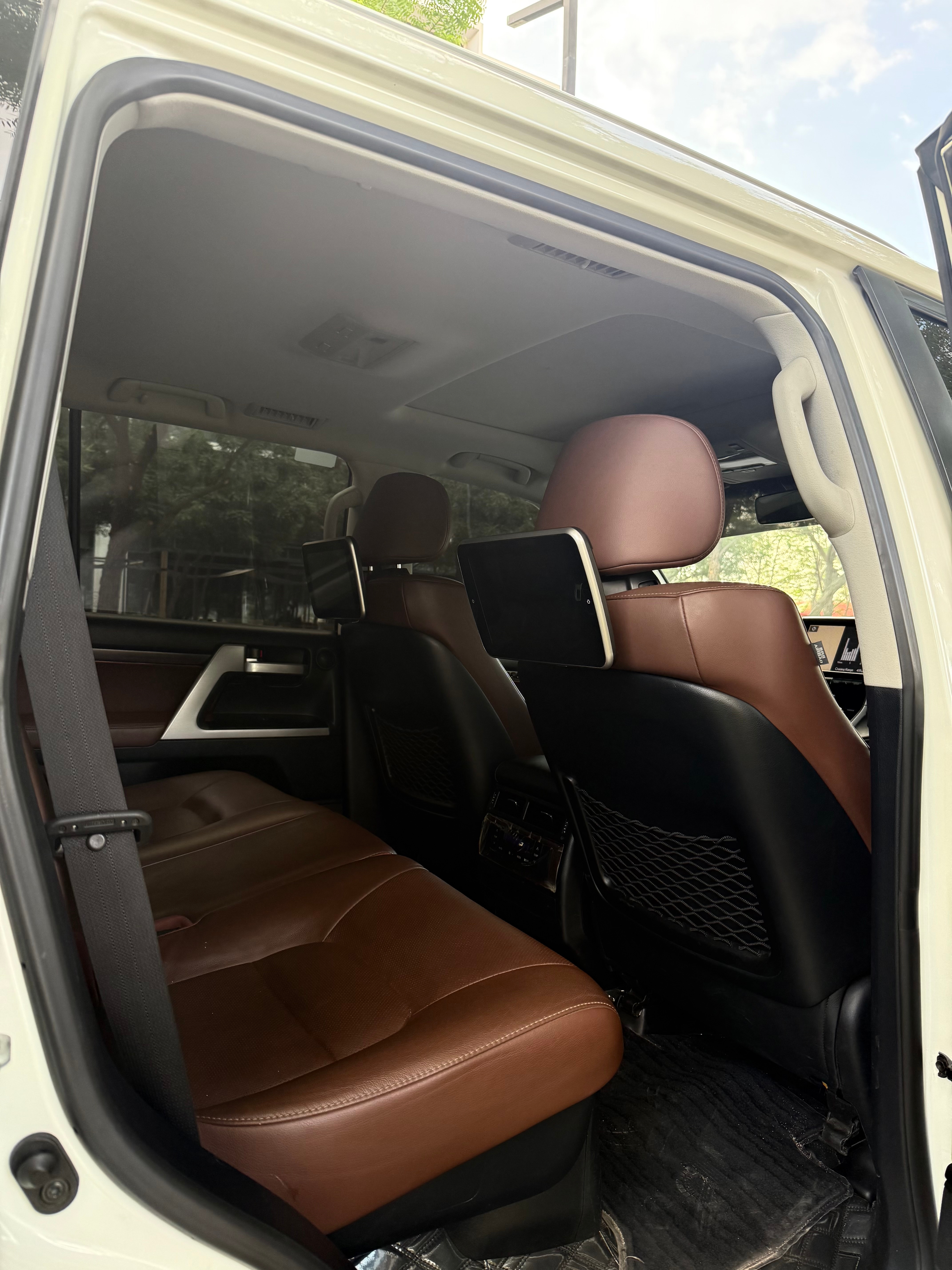 White Toyota Land Cruiser VXR V8 2019
