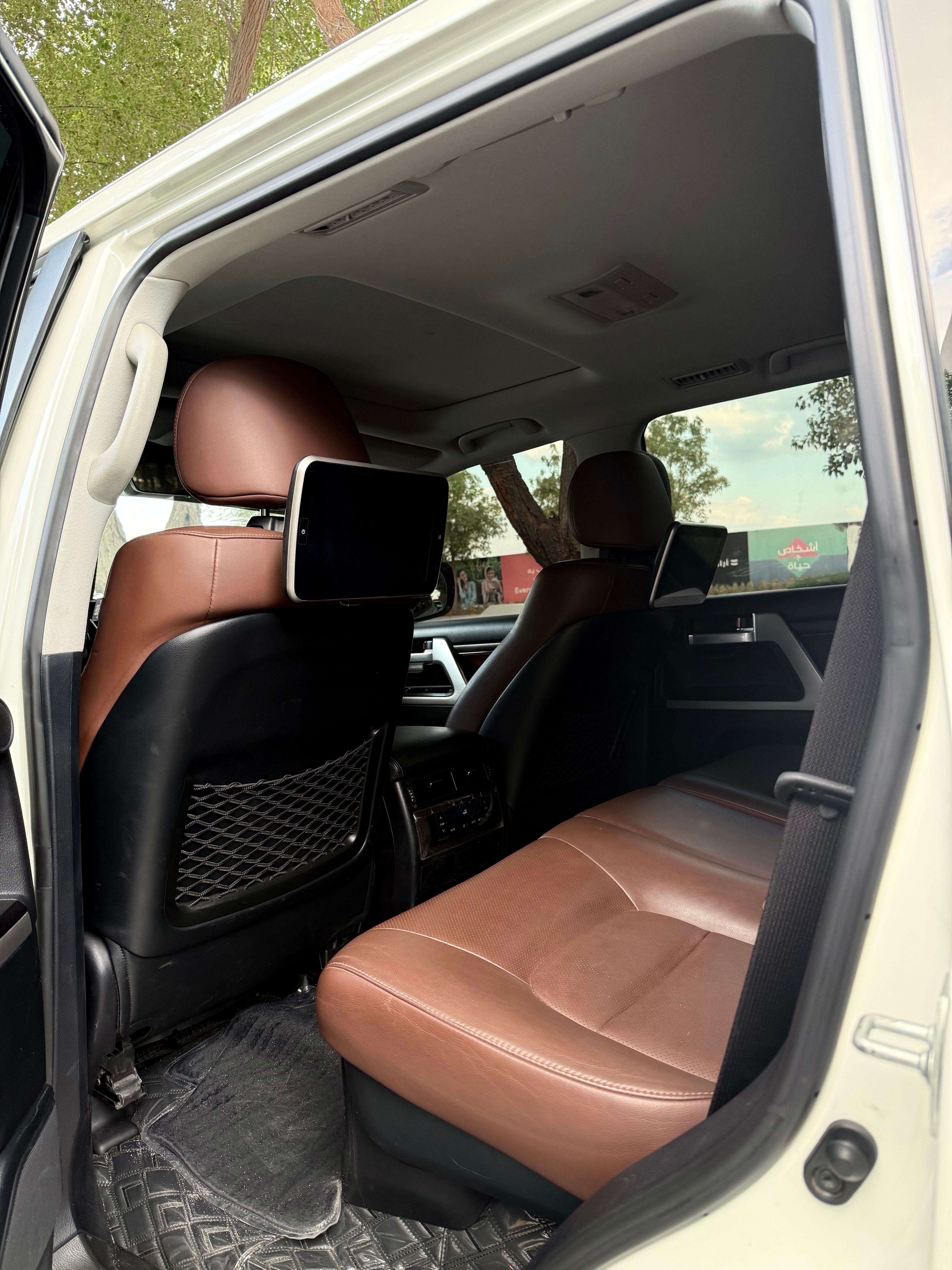 White Toyota Land Cruiser VXR V8 2019