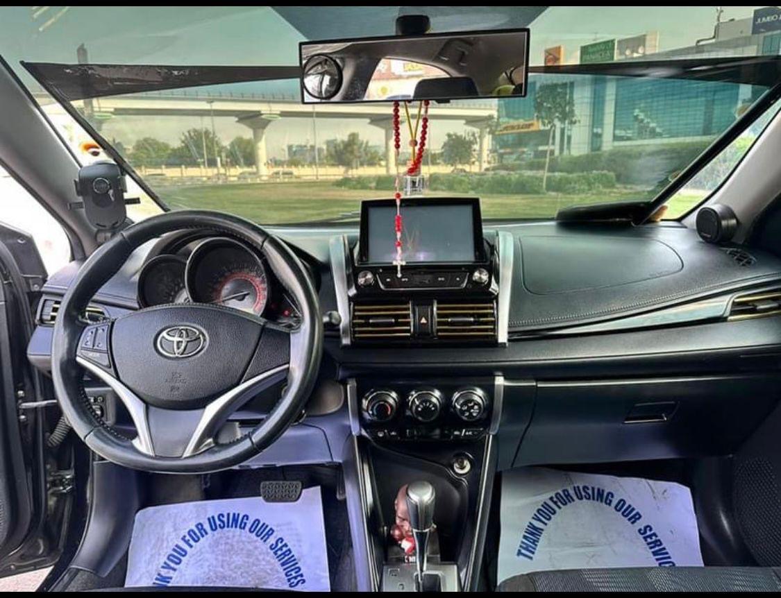 Negro Toyota Yaris Sedan 2014