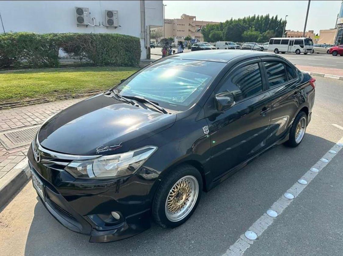 Negro Toyota Yaris Sedan 2014