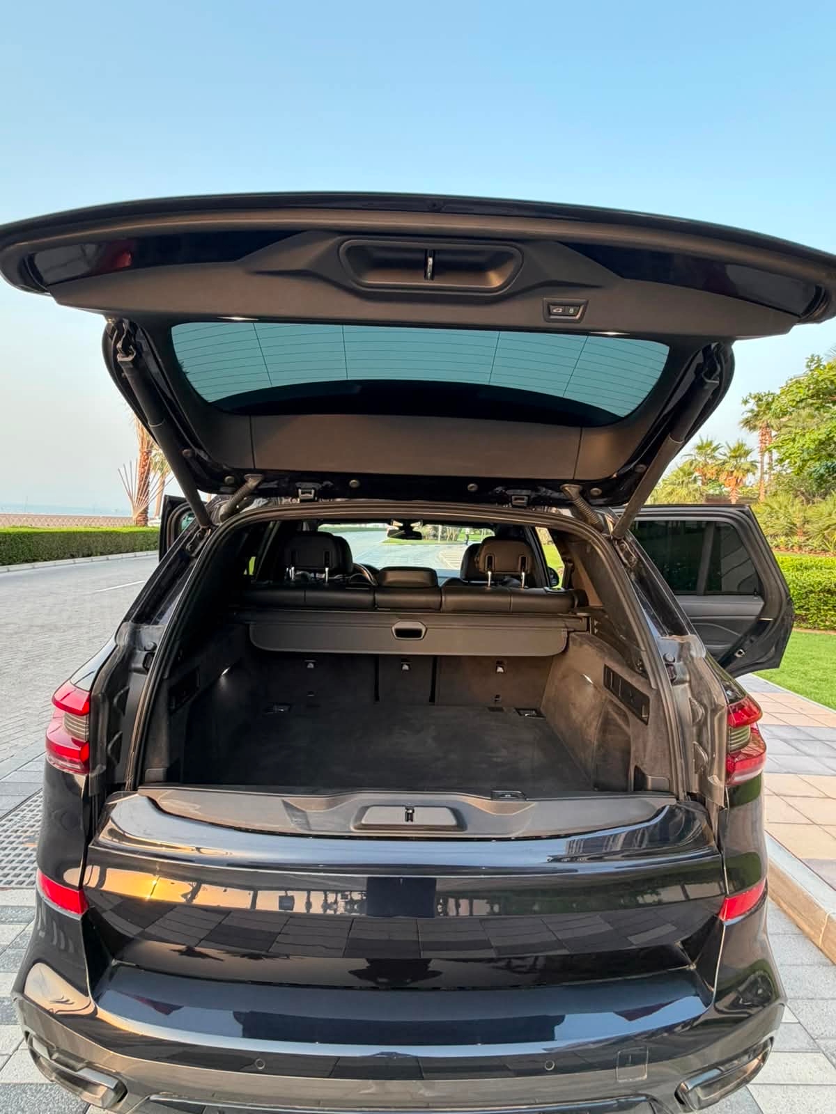 Black BMW X5 M40i 2023