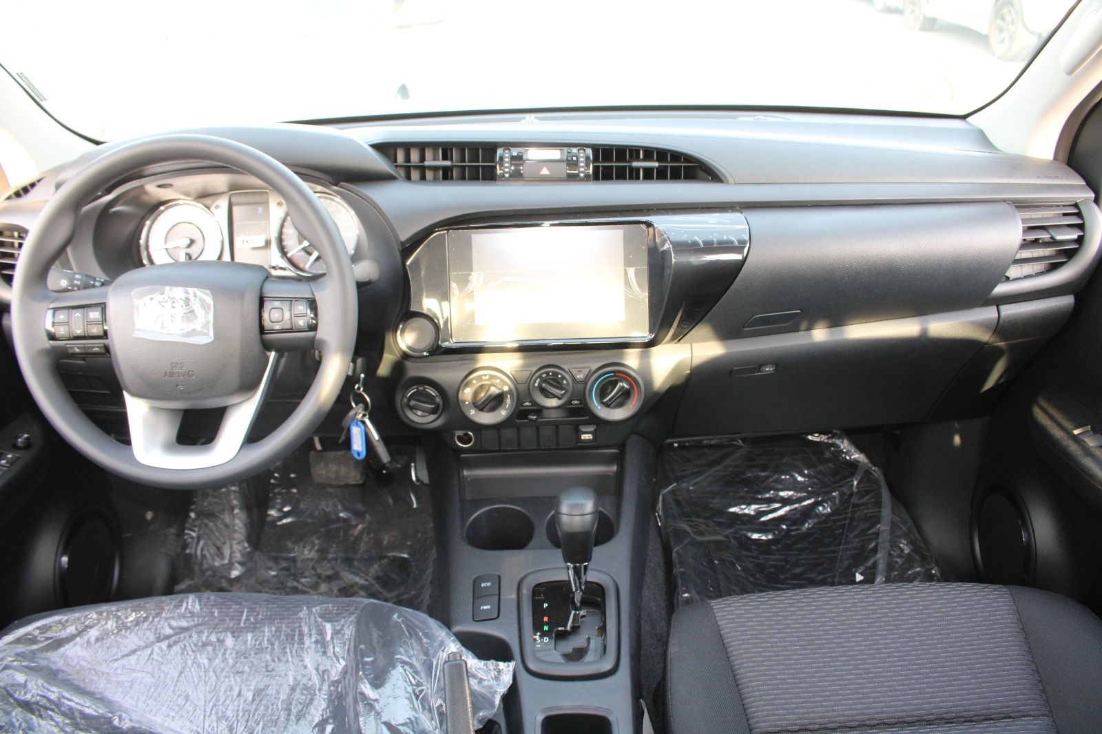 Белый Toyota Hilux 4x4 2025 год