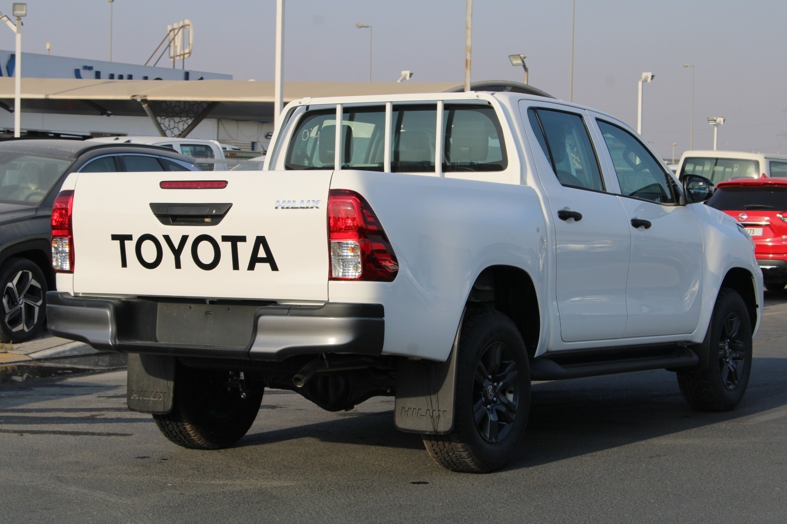 Белый Toyota Hilux 4x4 2025 год