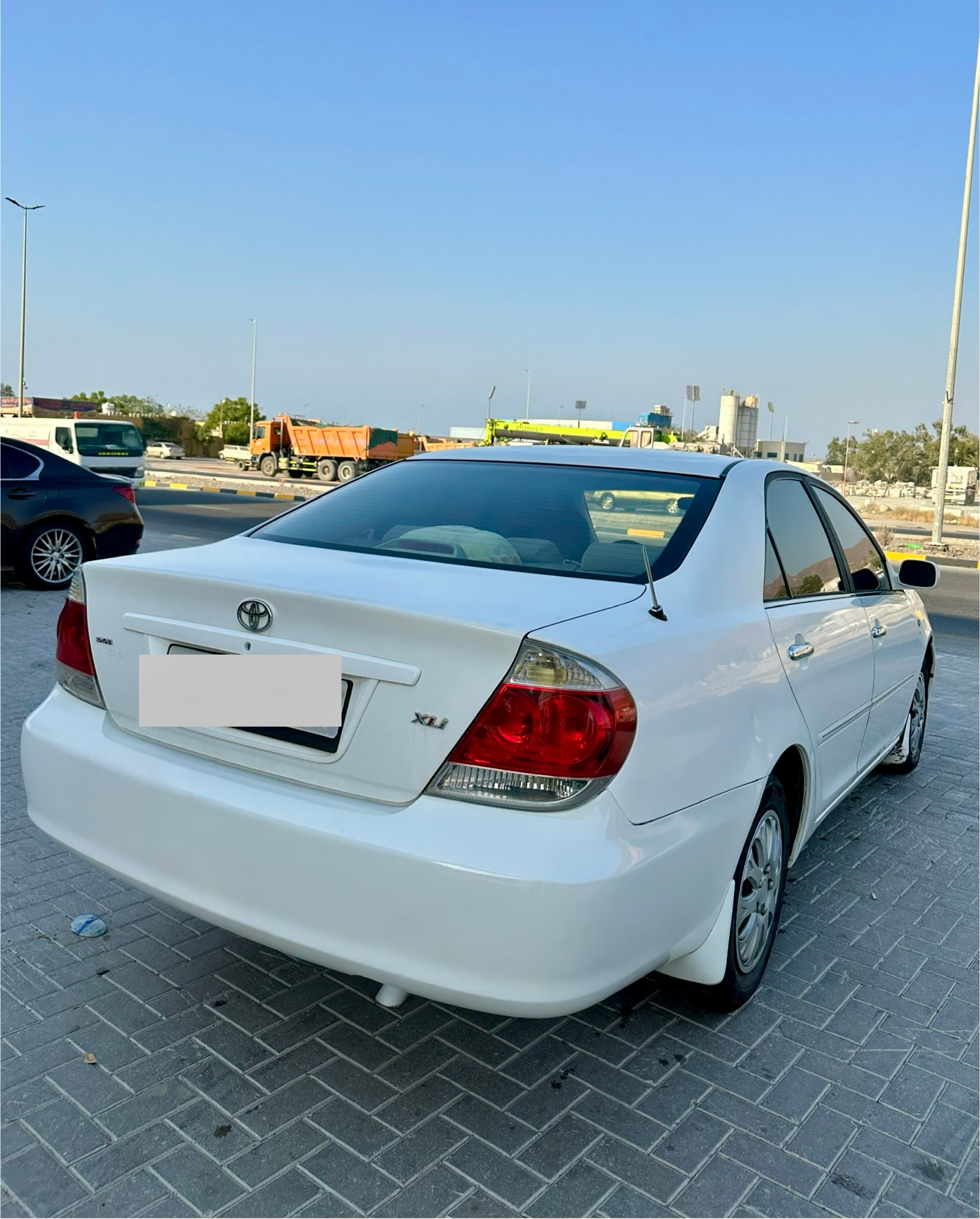 White Toyota Camry XLE 2005