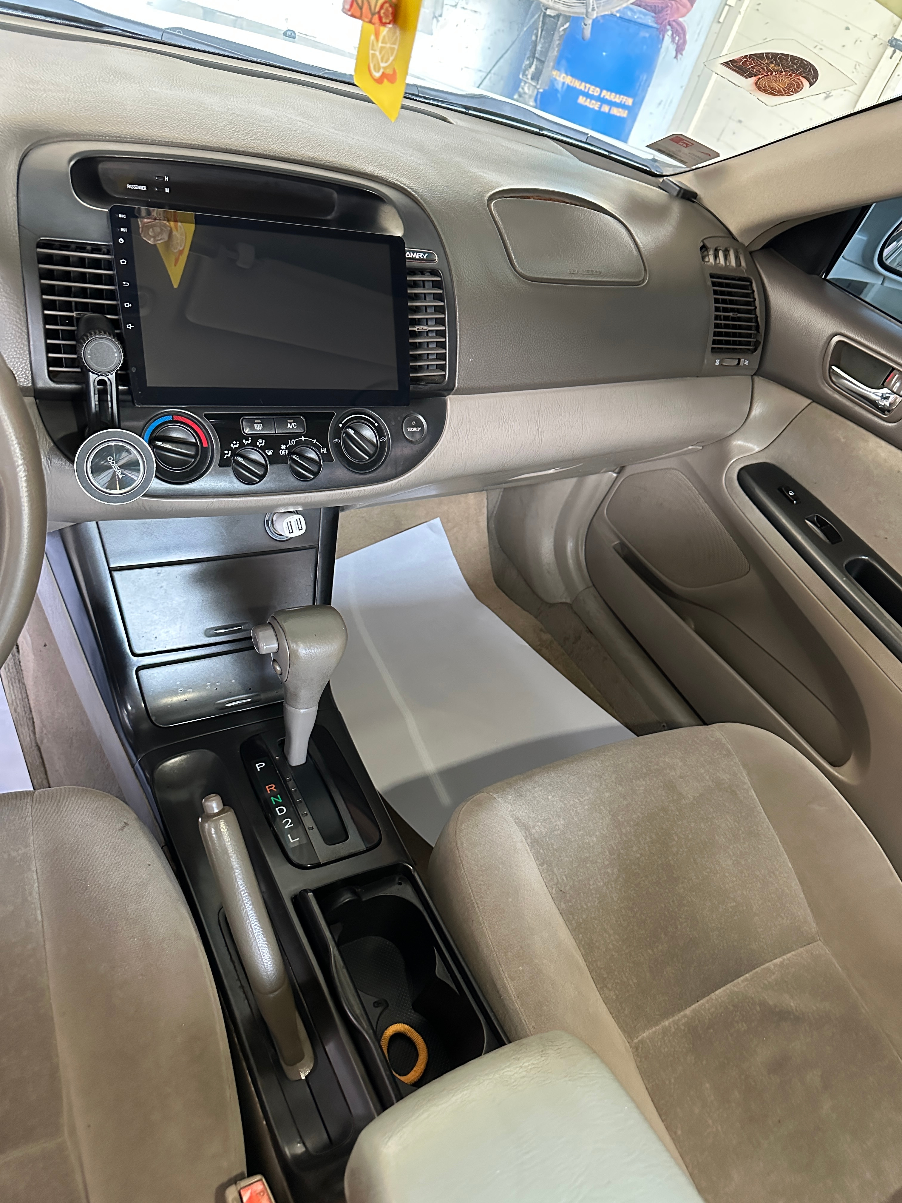 White Toyota Camry XLE 2005