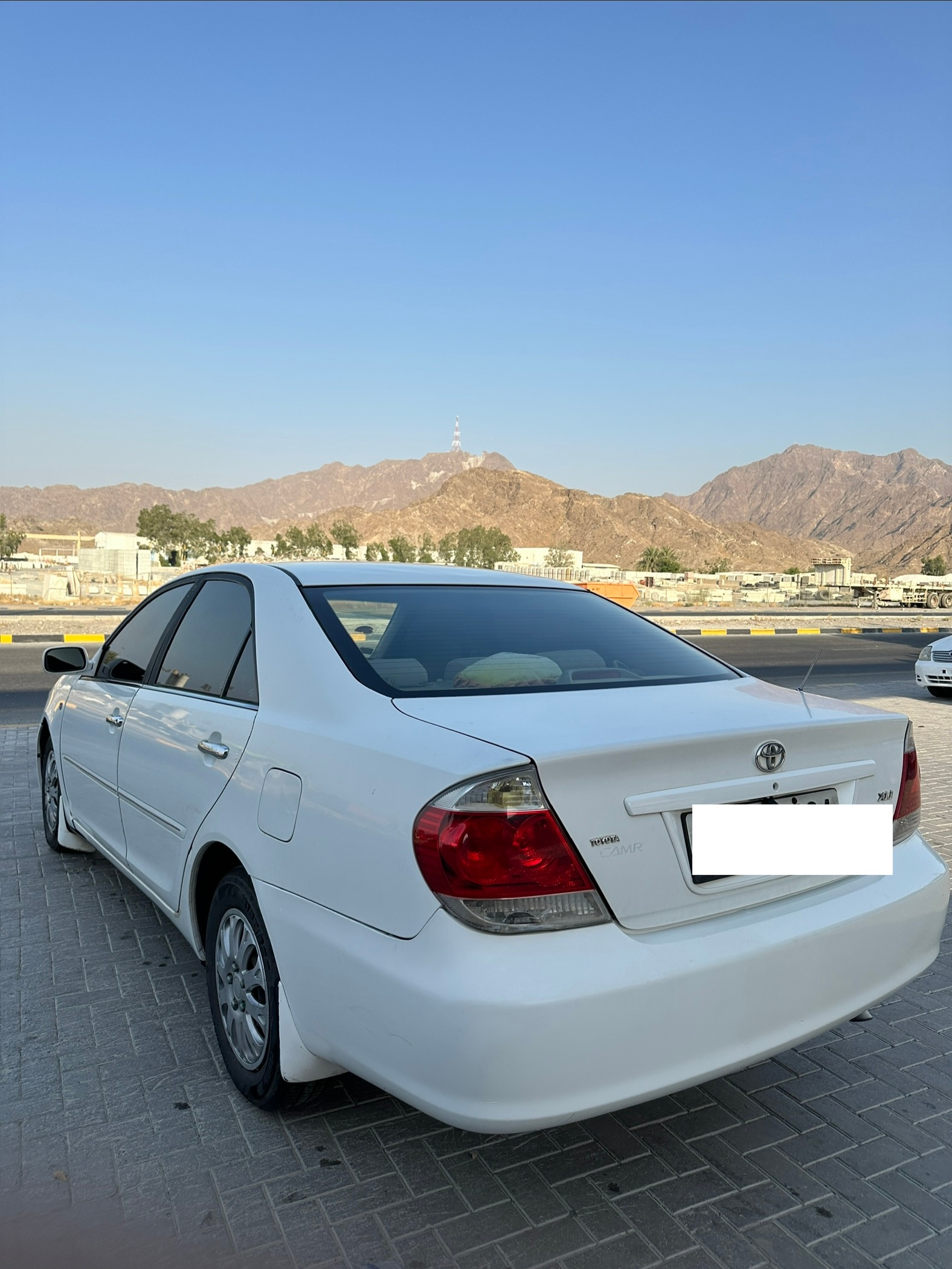 White Toyota Camry XLE 2005