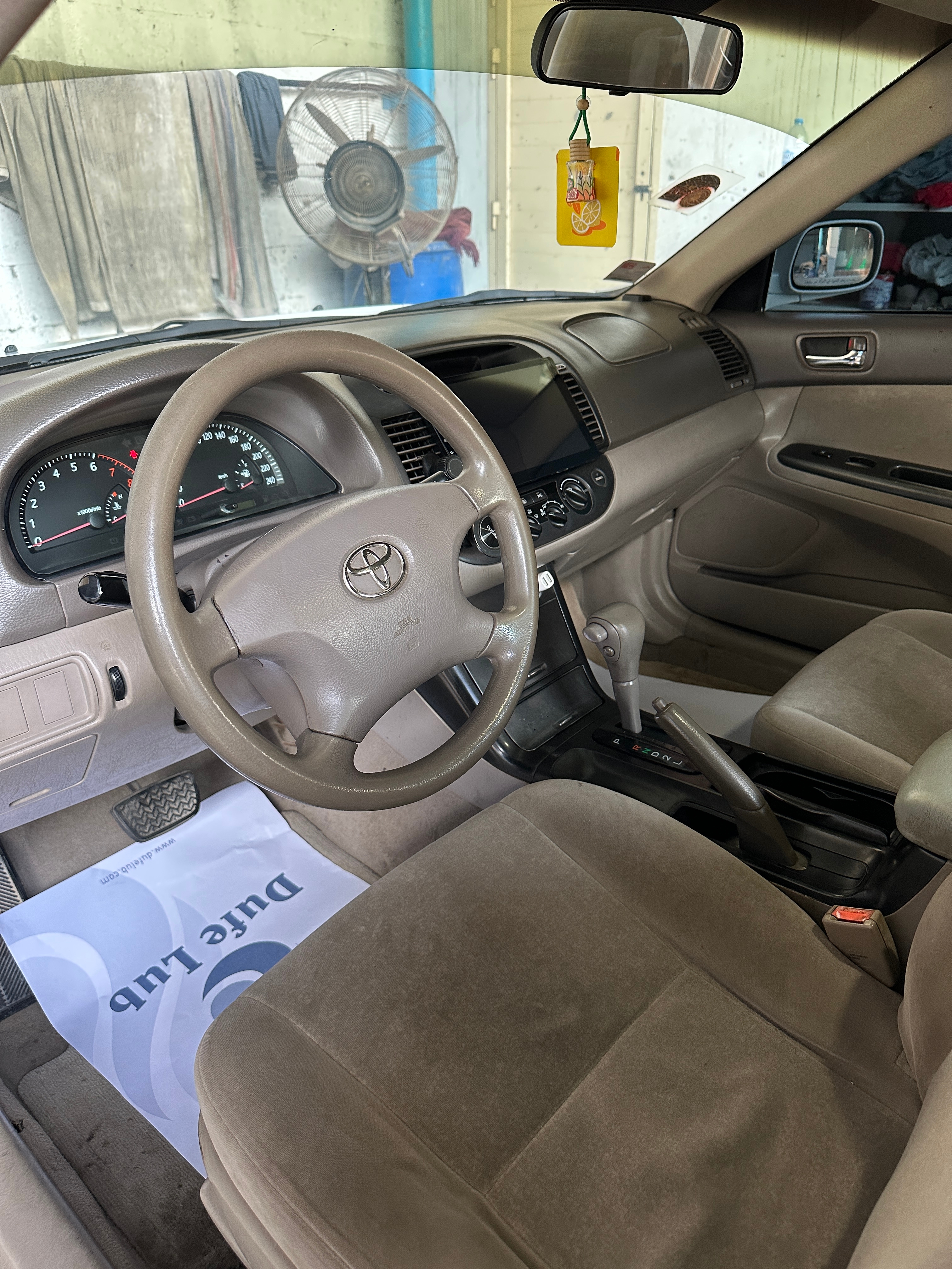 White Toyota Camry XLE 2005