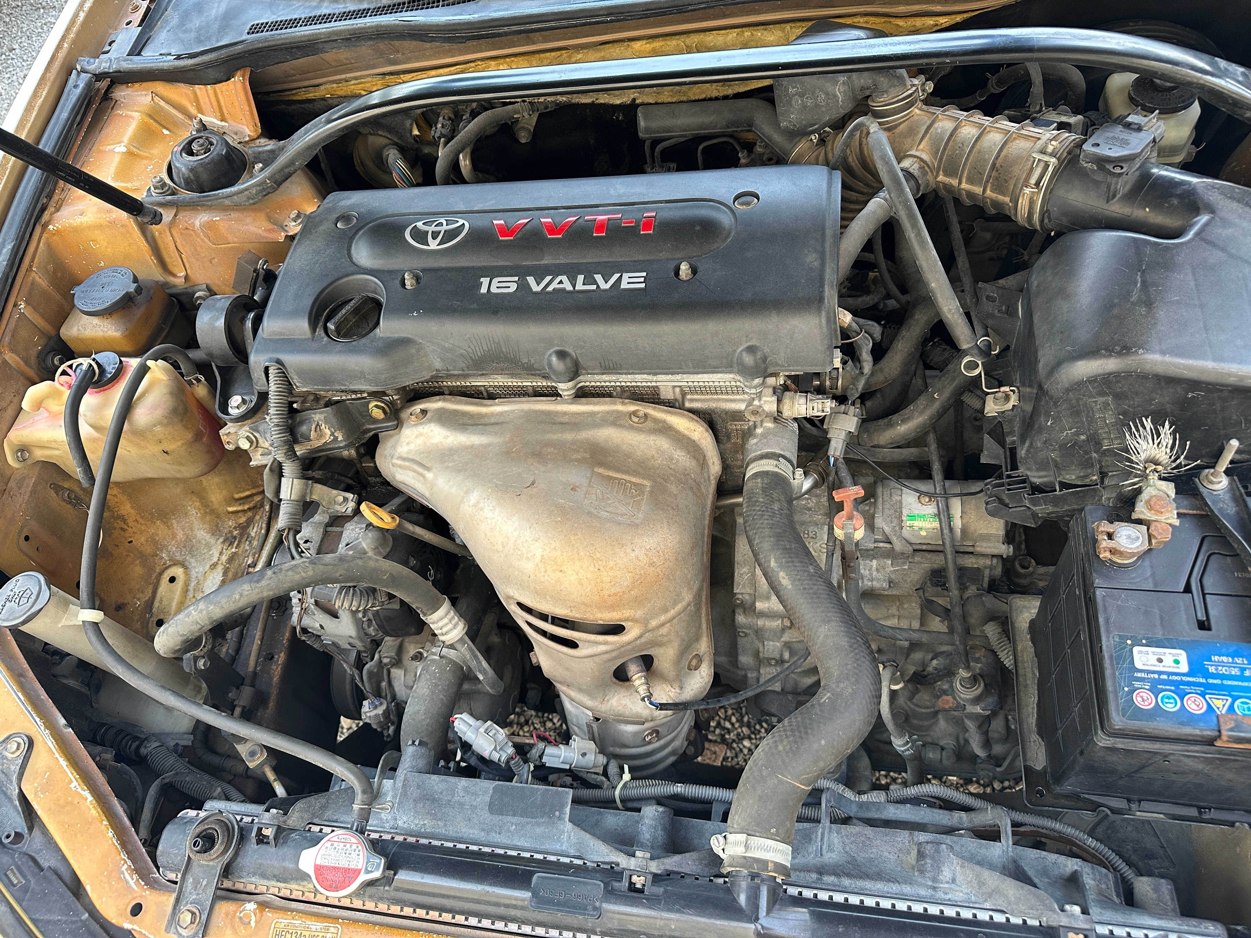 White Toyota Camry XLE 2005