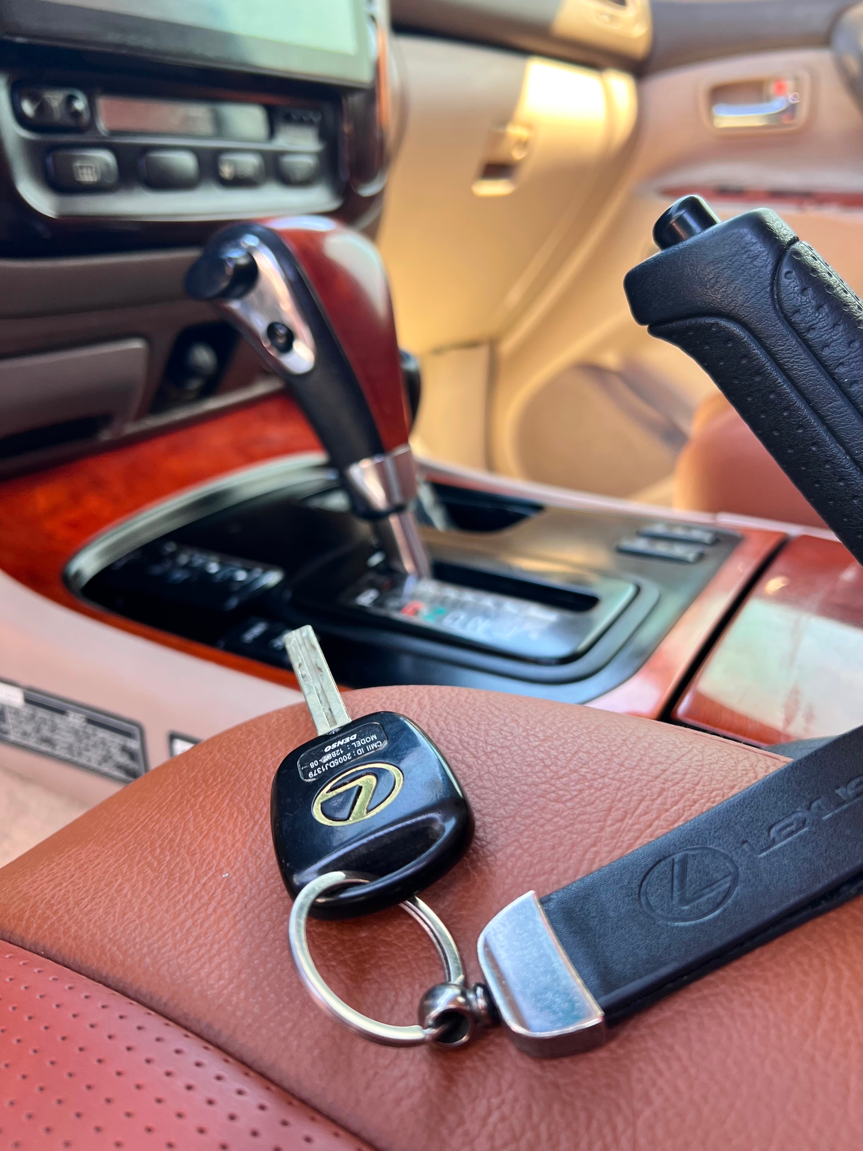 Black Lexus LX 470 2002
