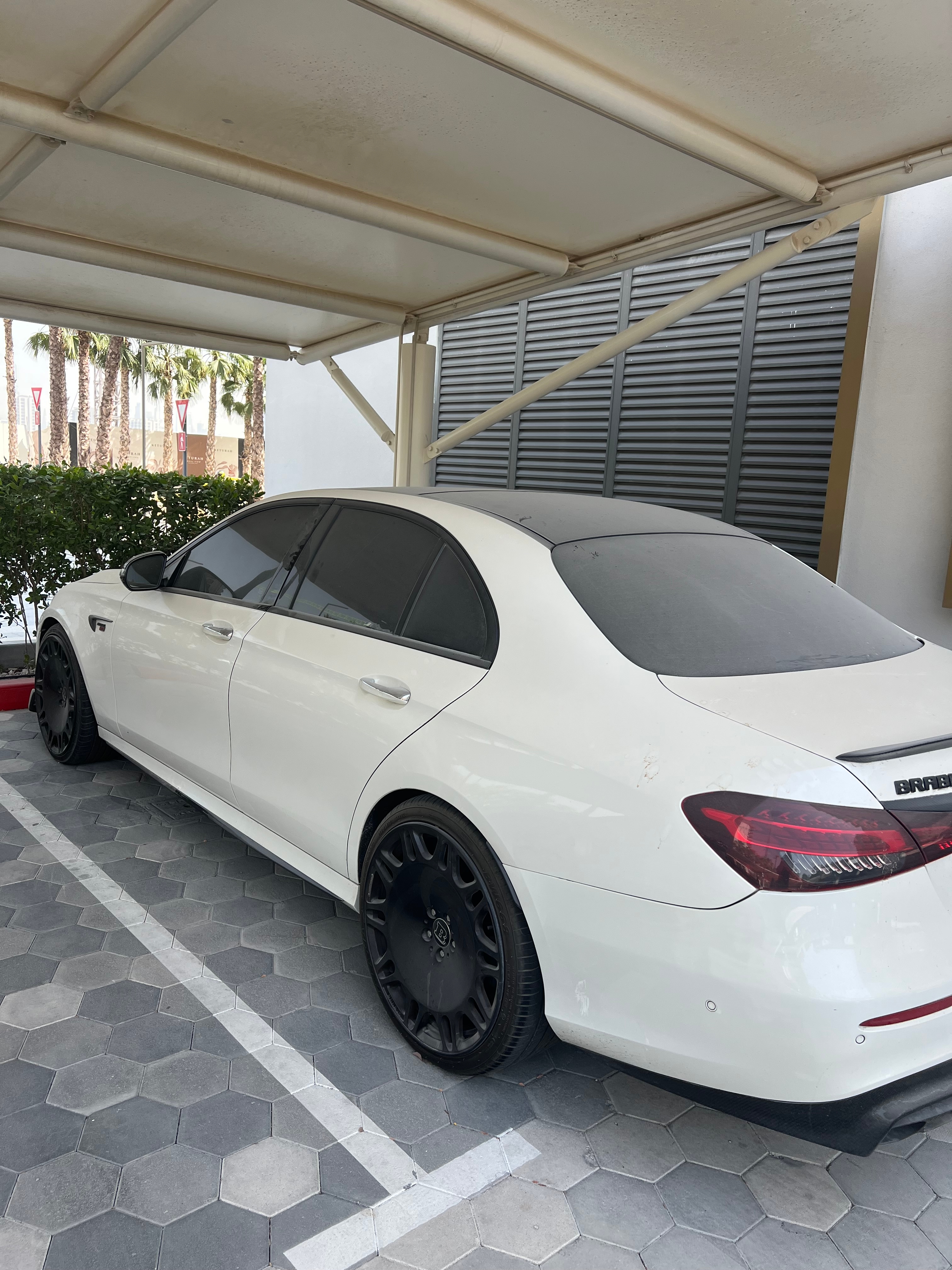 白色的 奔驰 AMG E63 S 2021