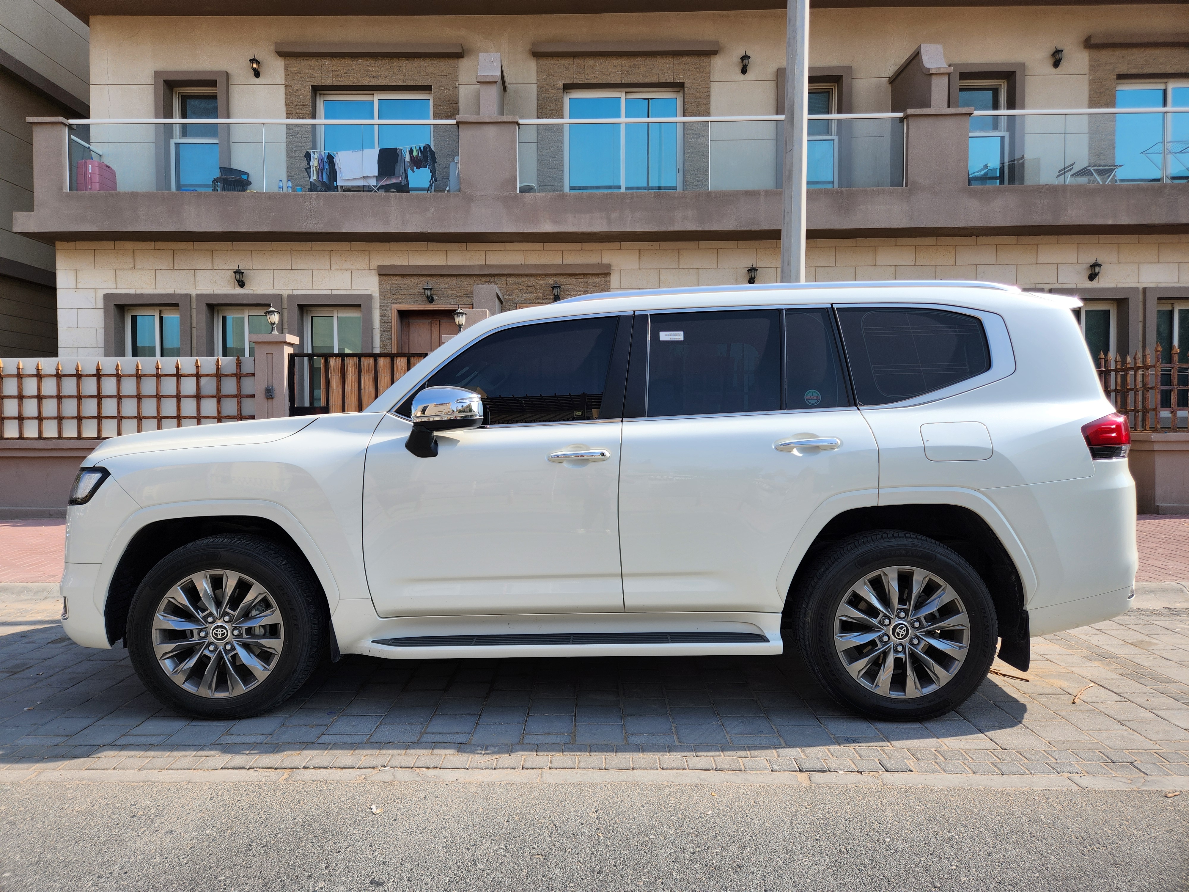 Blanc Toyota Land Cruiser 4.0L 2022
