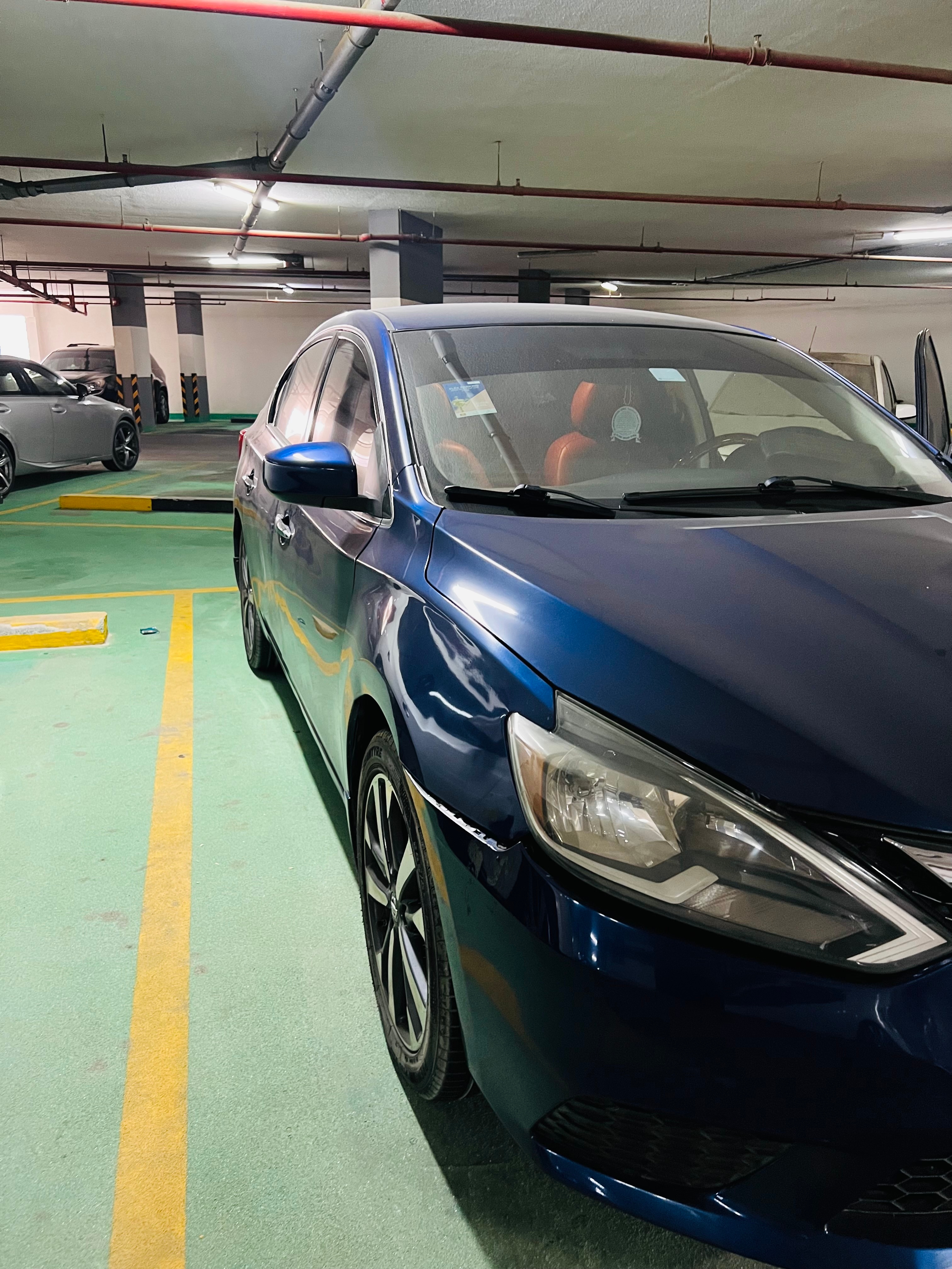 Blau Nissan Sentra SR 2017