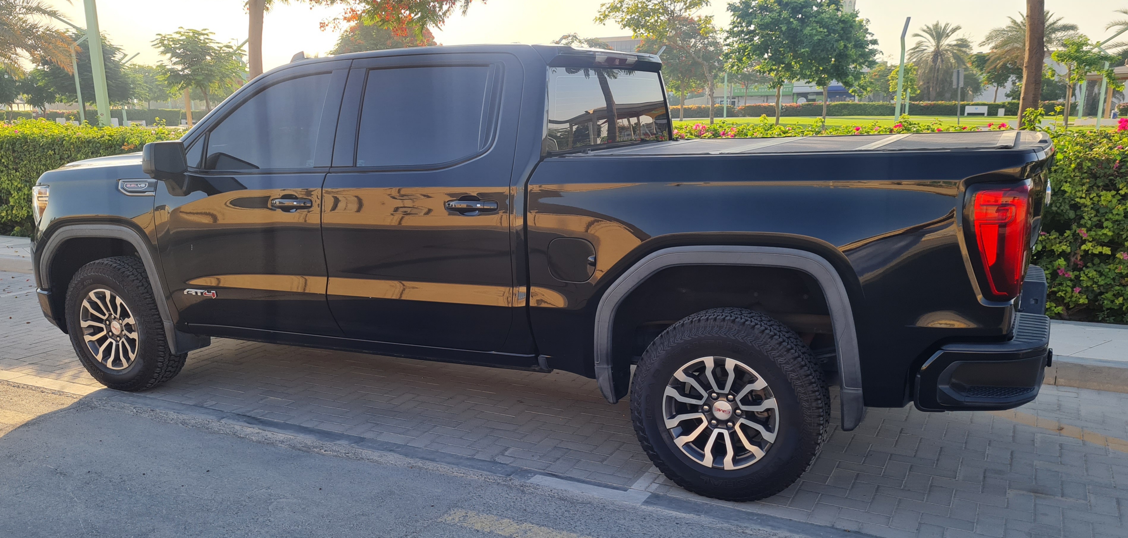 Schwarz GMC Sierra AT4 2021