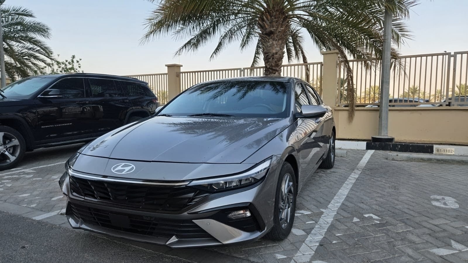 gris Hyundai Elantra Hybrid Blue 2024