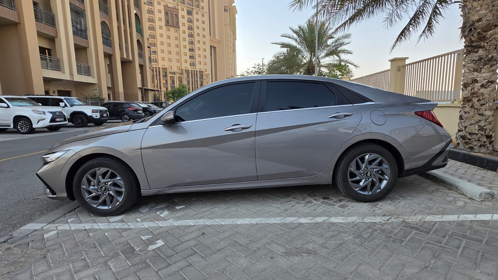 gris Hyundai Elantra Hybrid Blue 2024