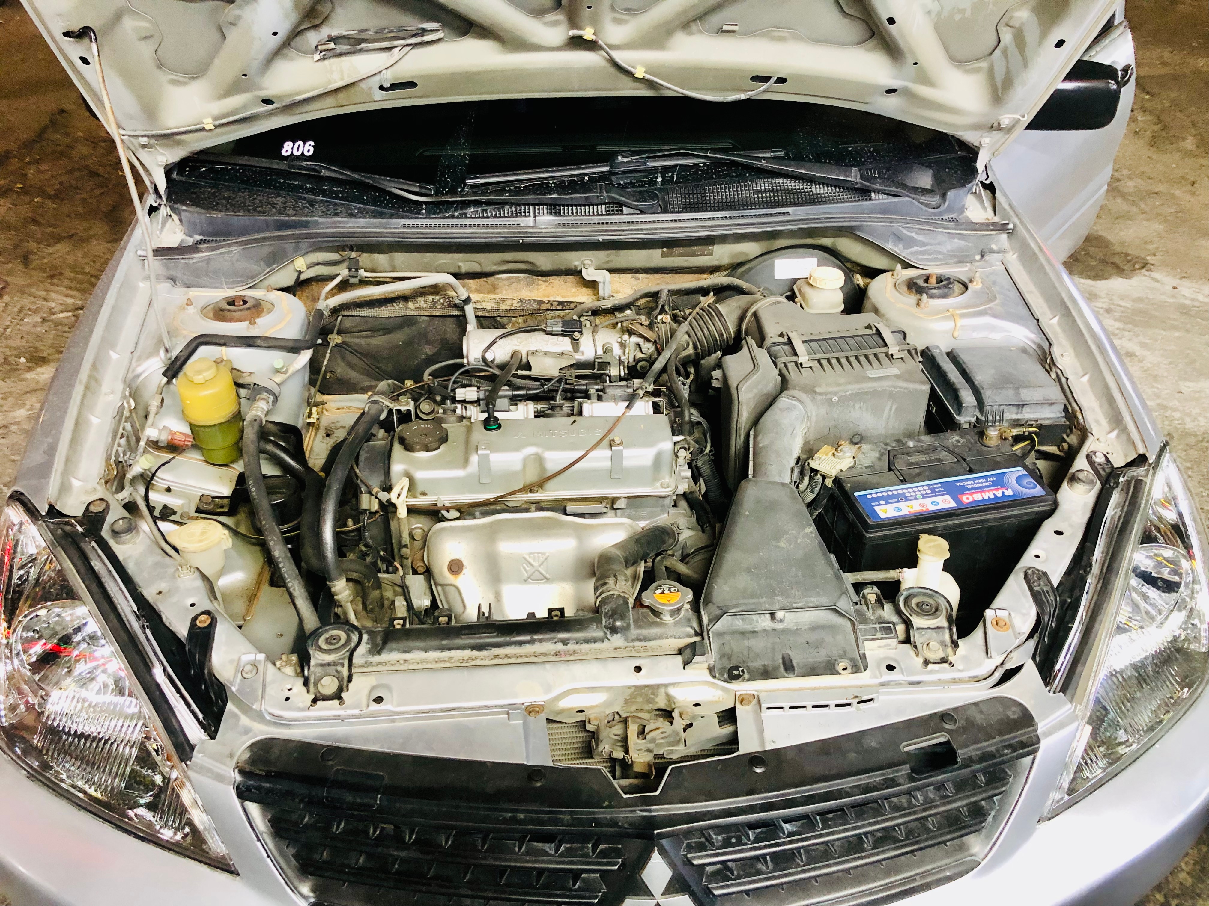 Silber Mitsubishi Lancer GL 2010