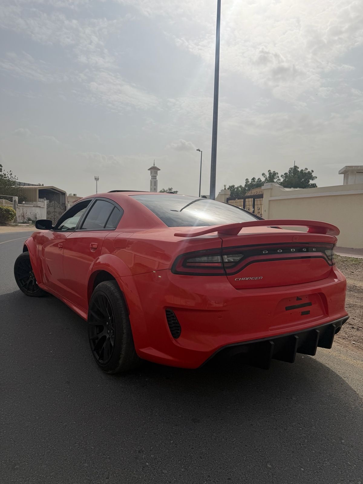 红色的 Dodge 充电器V6 2019
