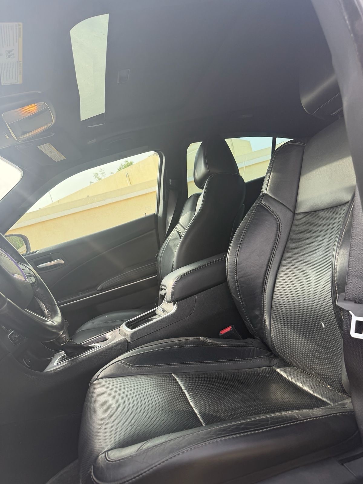 红色的 Dodge 充电器V6 2019