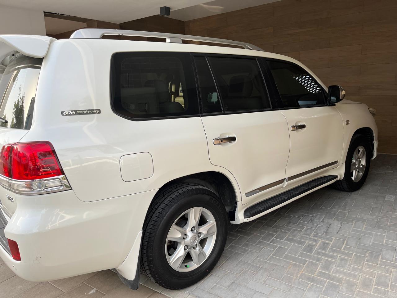 Белый Toyota Land Cruiser 5.7L 2010