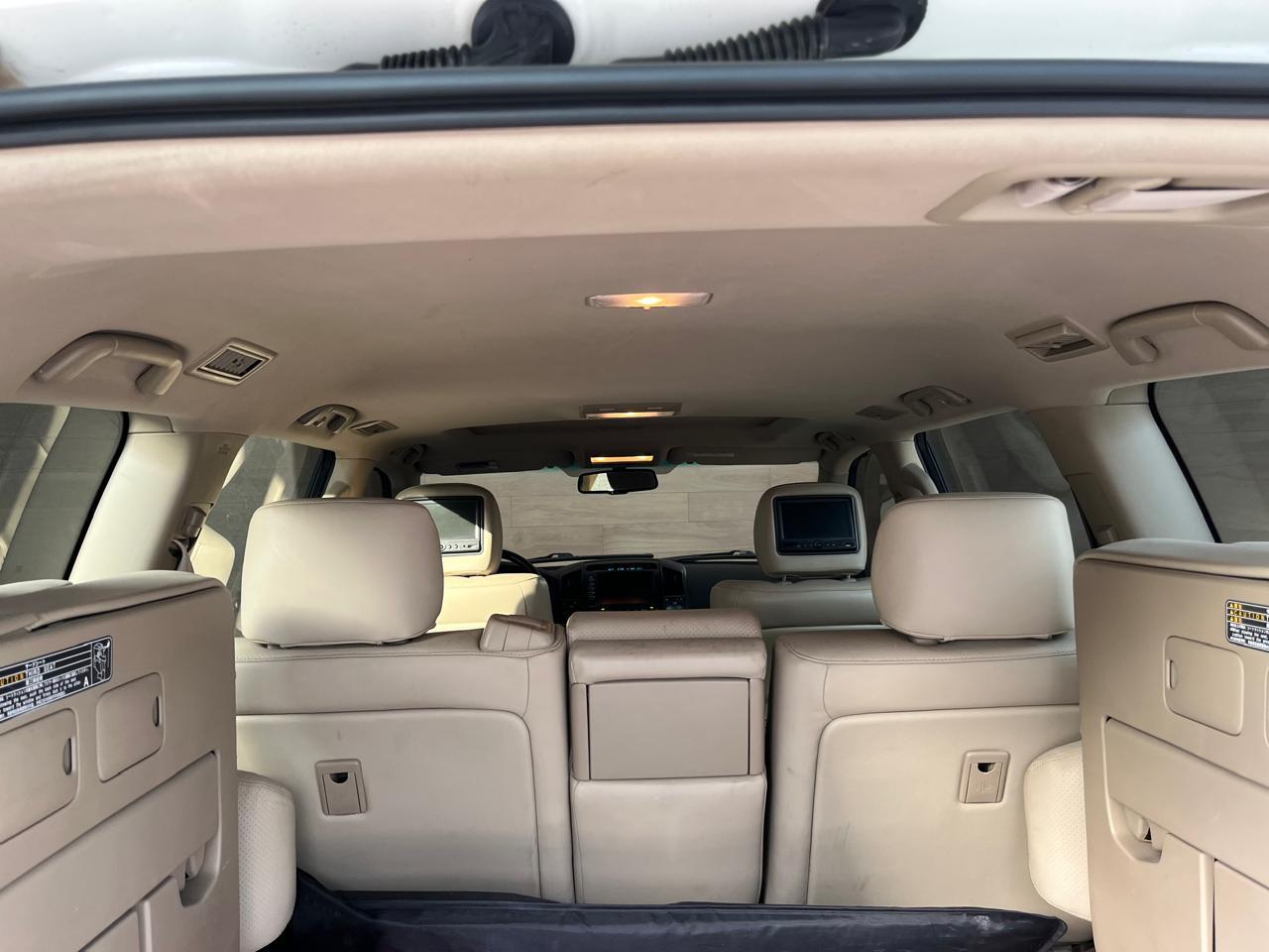 Белый Toyota Land Cruiser 5.7L 2010