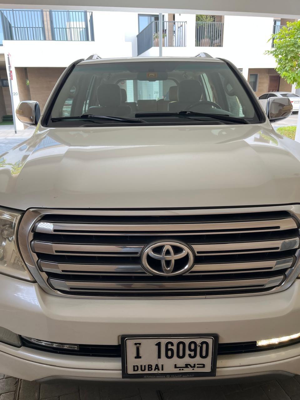 Белый Toyota Land Cruiser 5.7L 2010