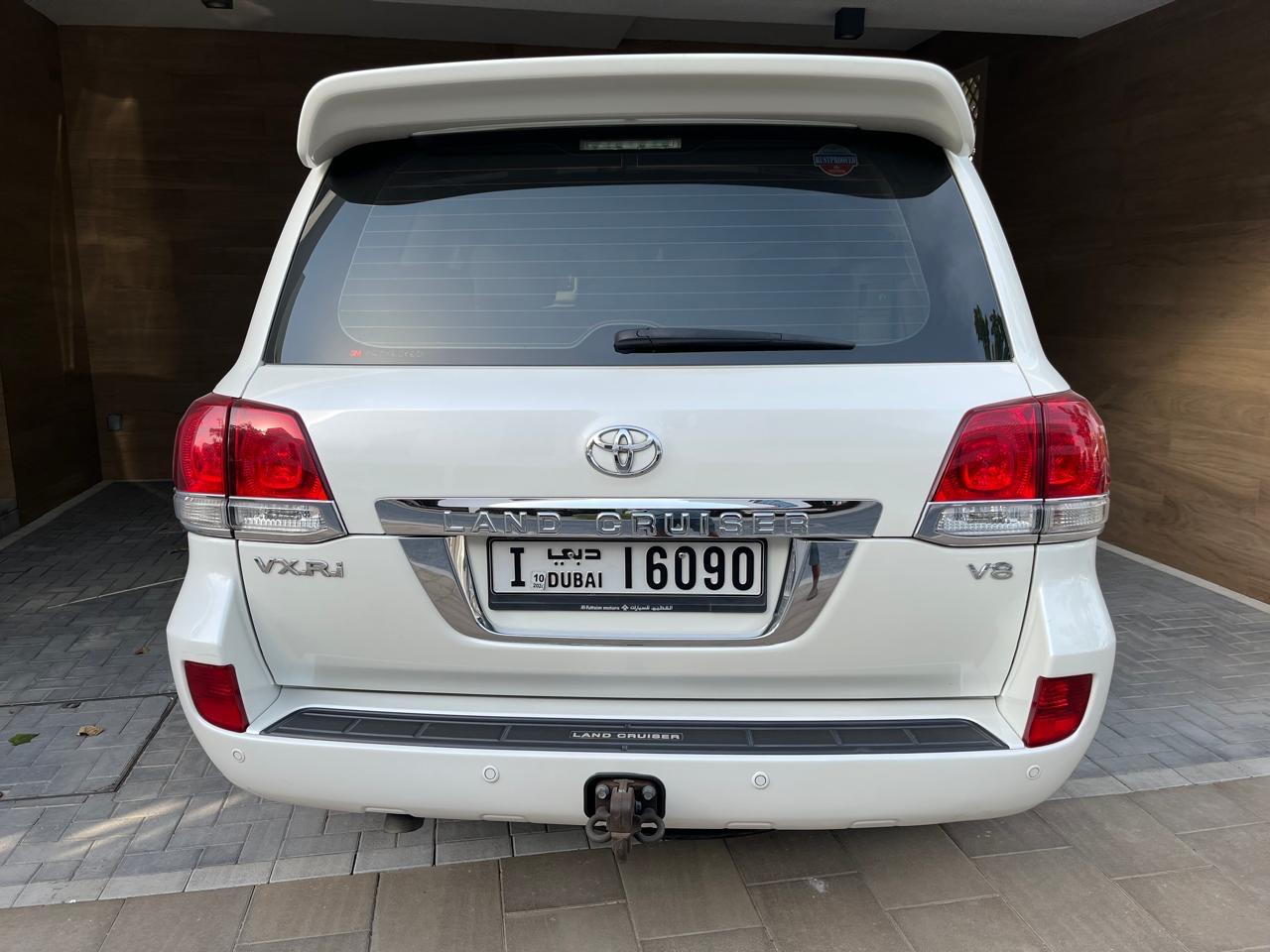 Белый Toyota Land Cruiser 5.7L 2010