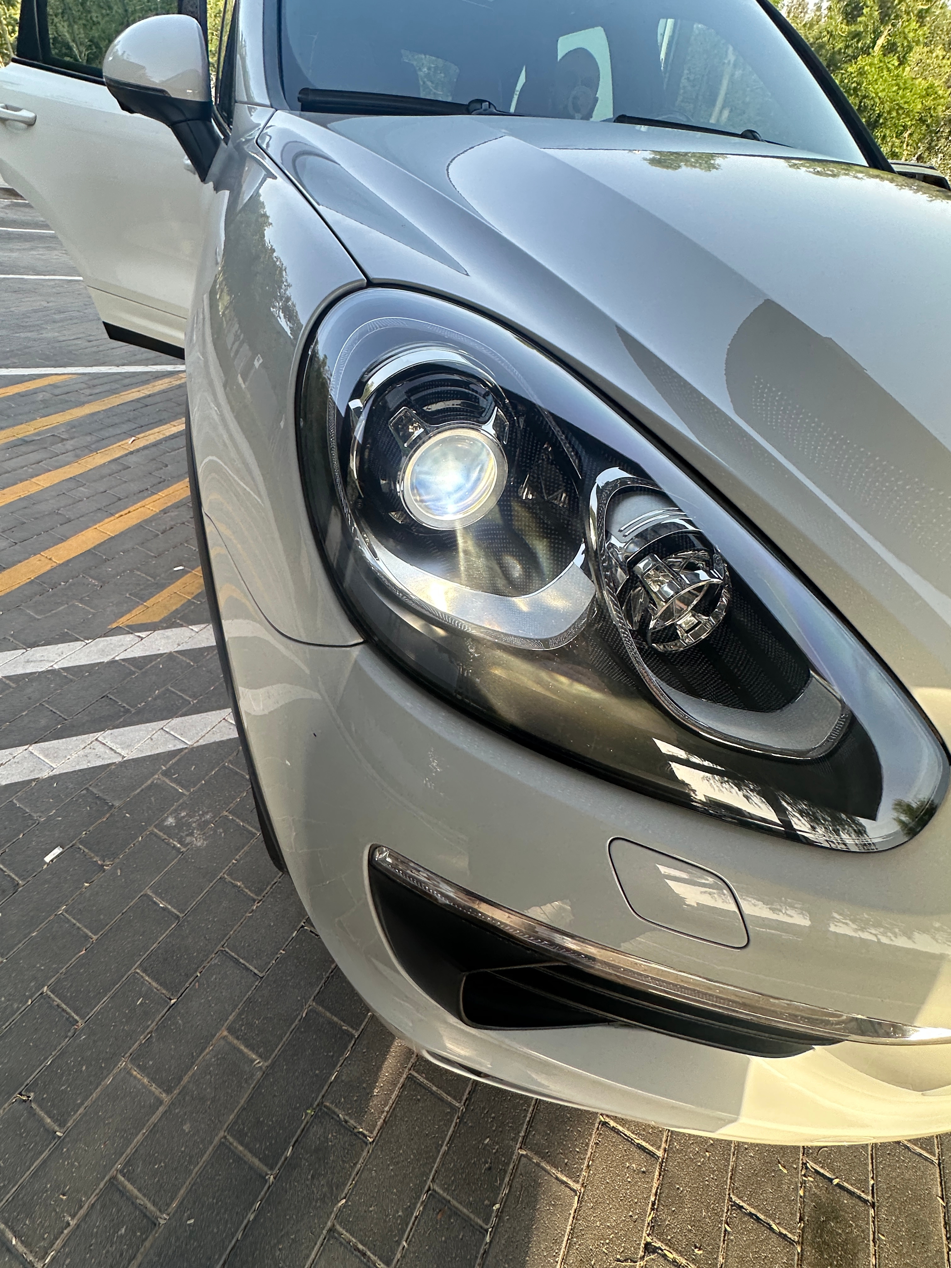 White Porsche Cayenne S 2016