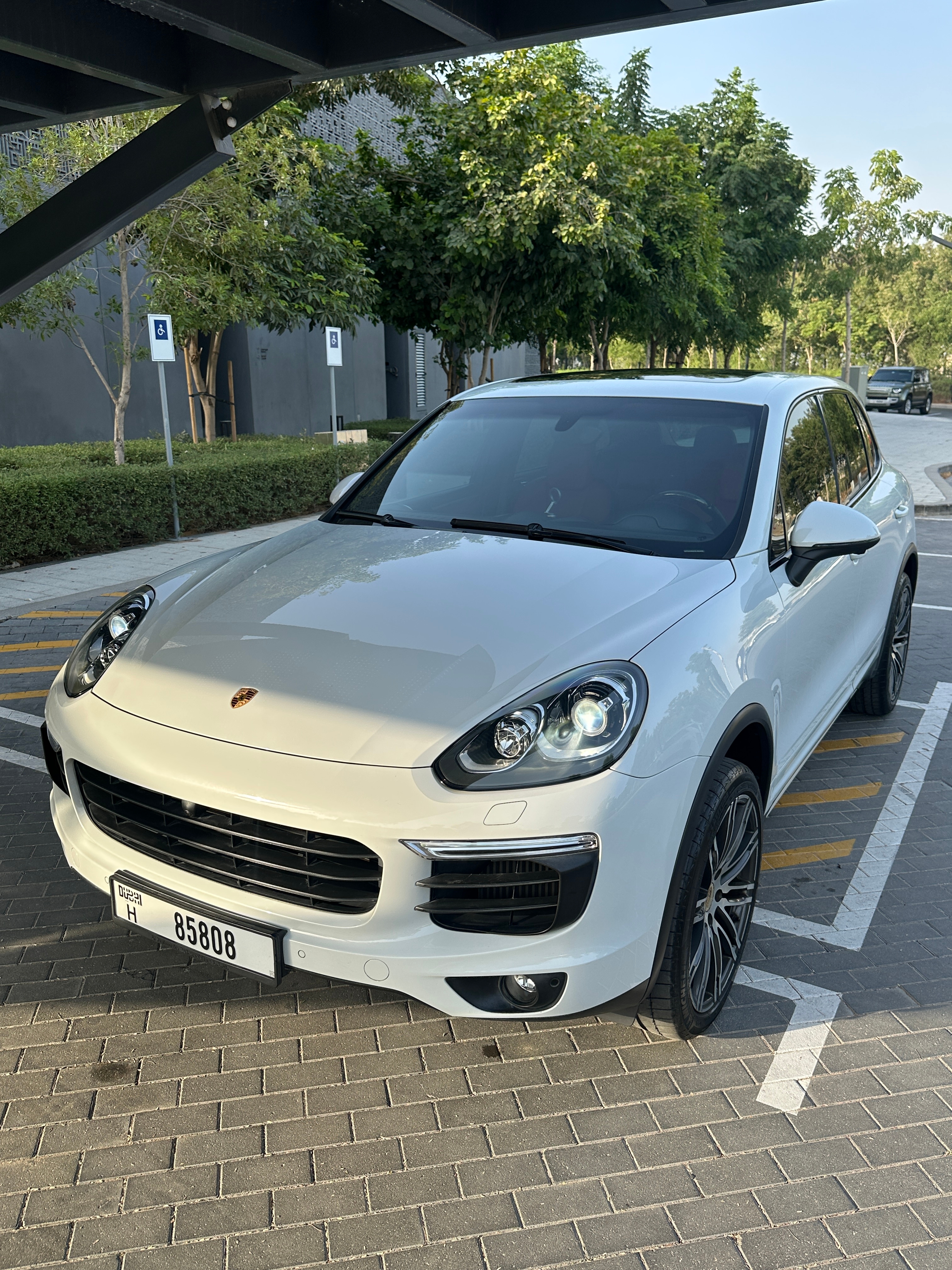 White Porsche Cayenne S 2016