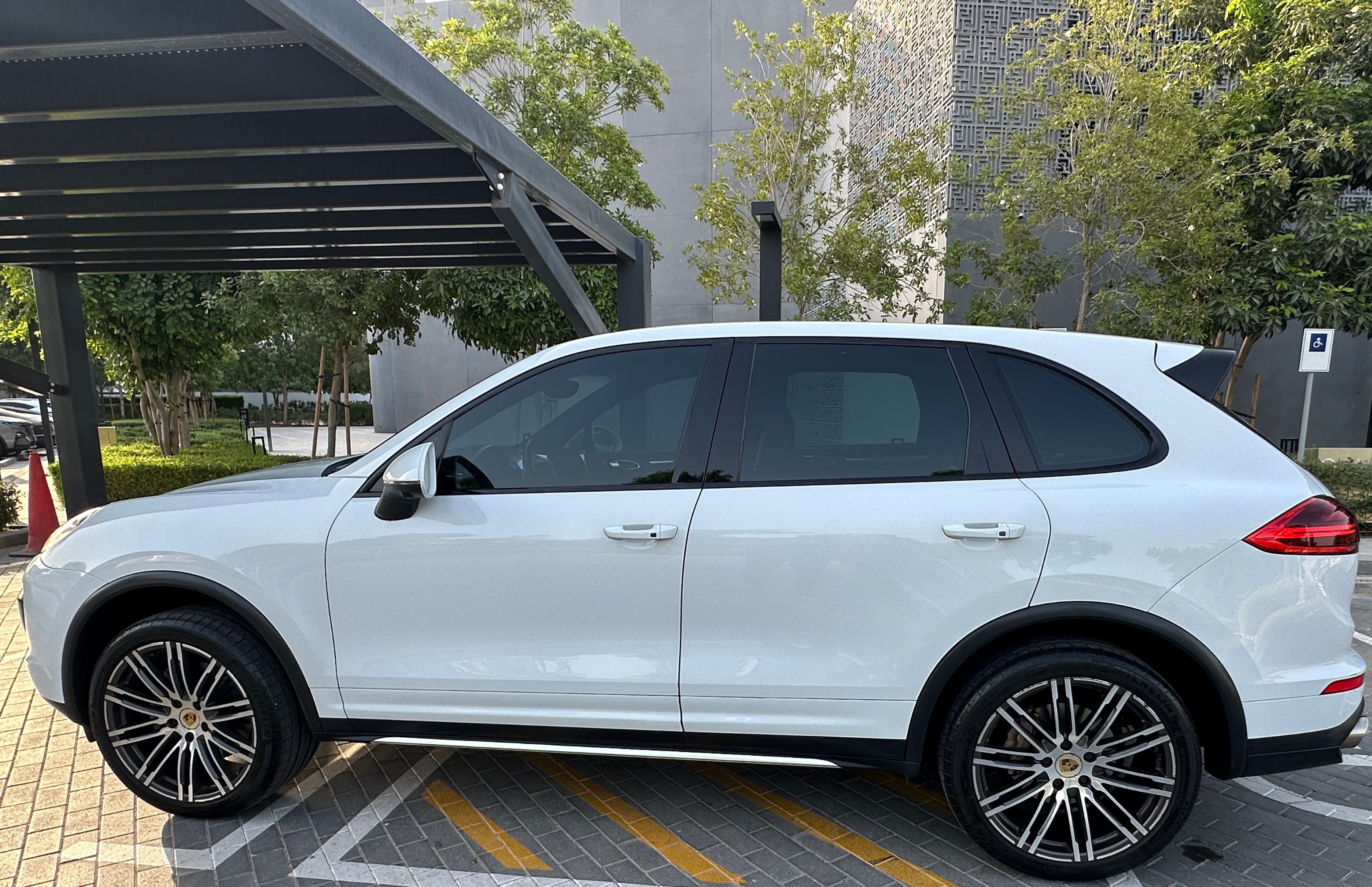 White Porsche Cayenne S 2016