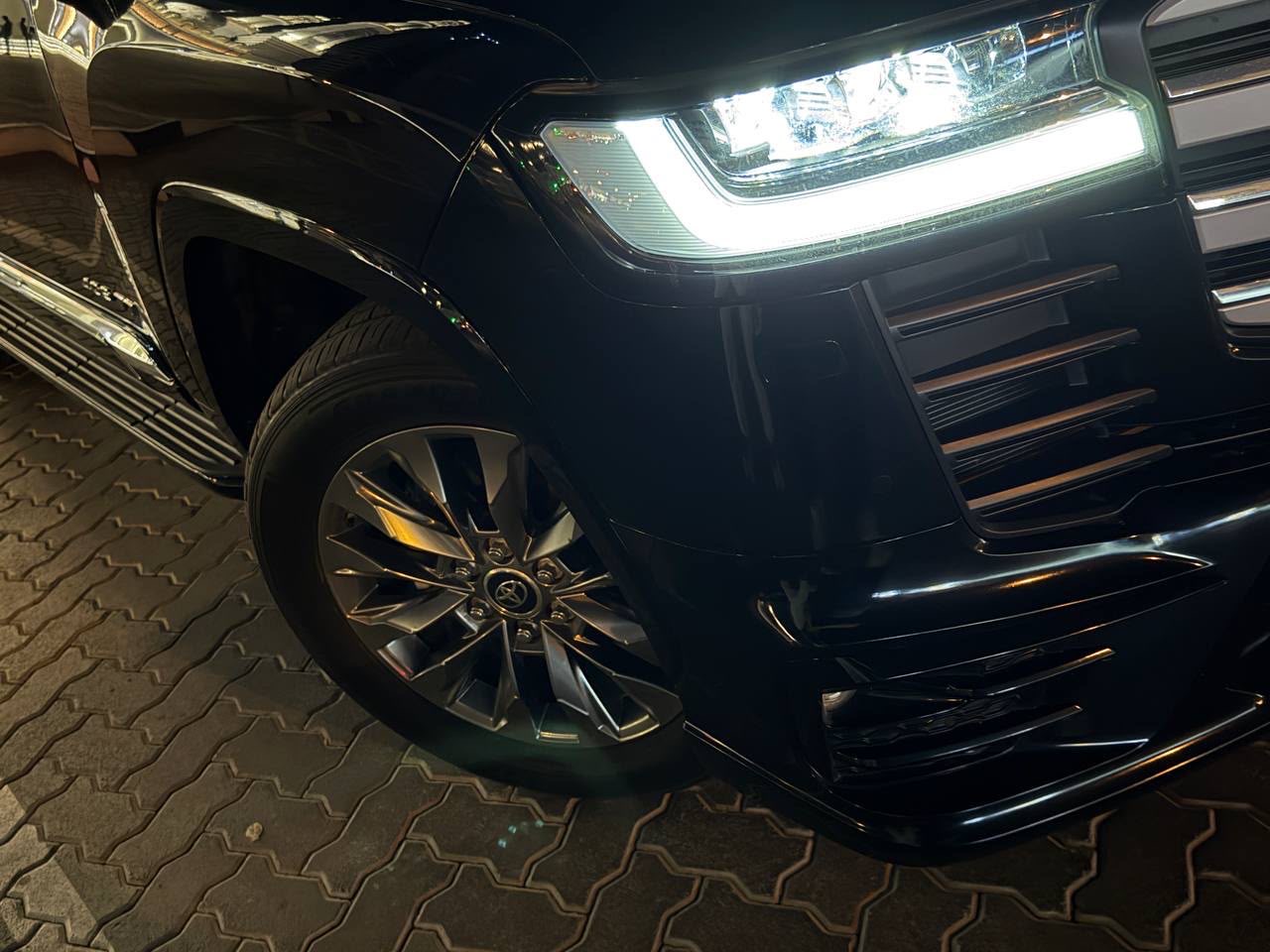 Negro Toyota Land Cruiser VXR 2024