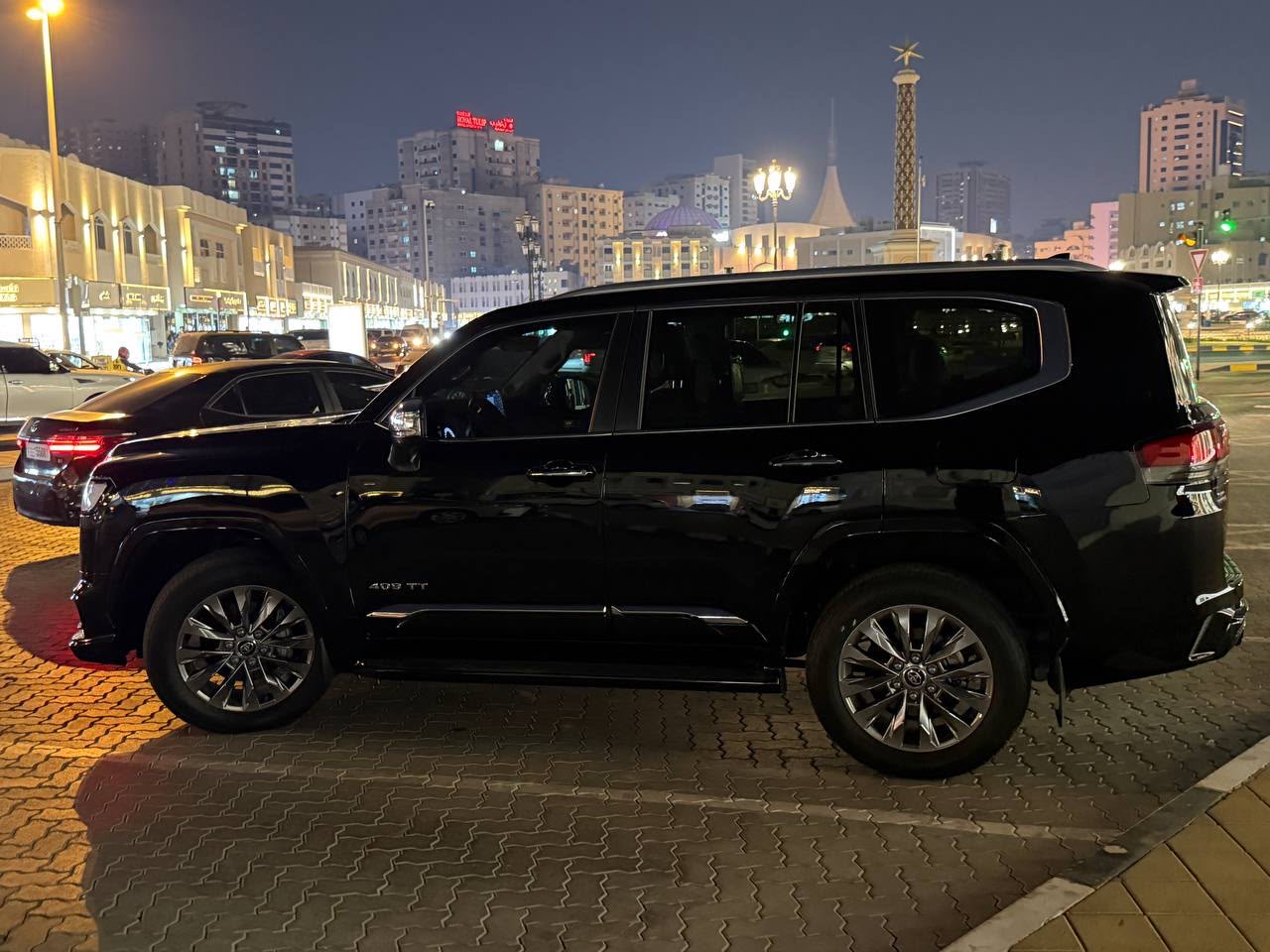 Negro Toyota Land Cruiser VXR 2024