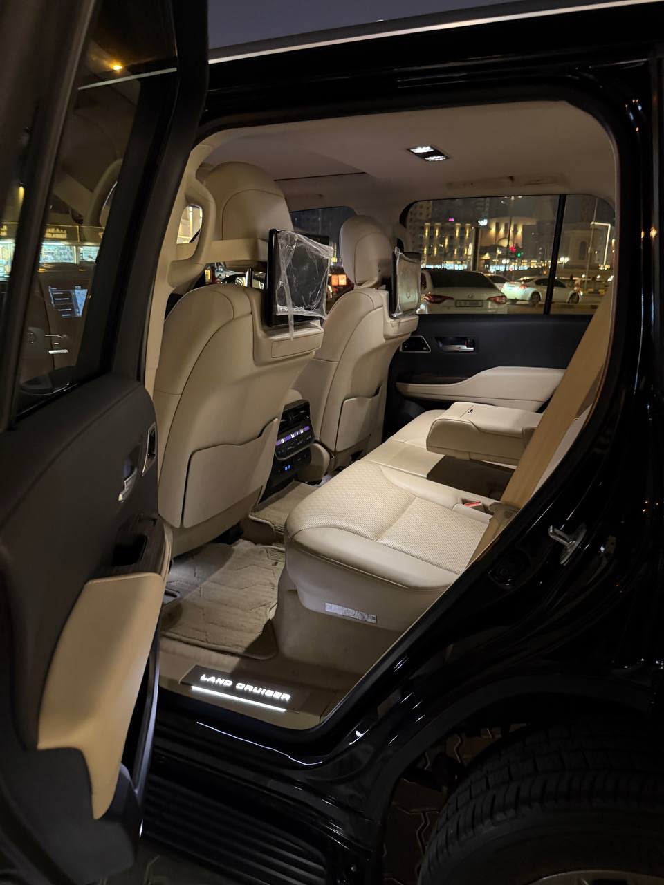 Negro Toyota Land Cruiser VXR 2024