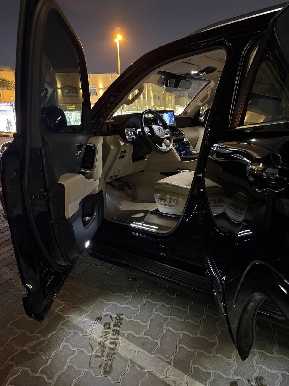 Negro Toyota Land Cruiser VXR 2024