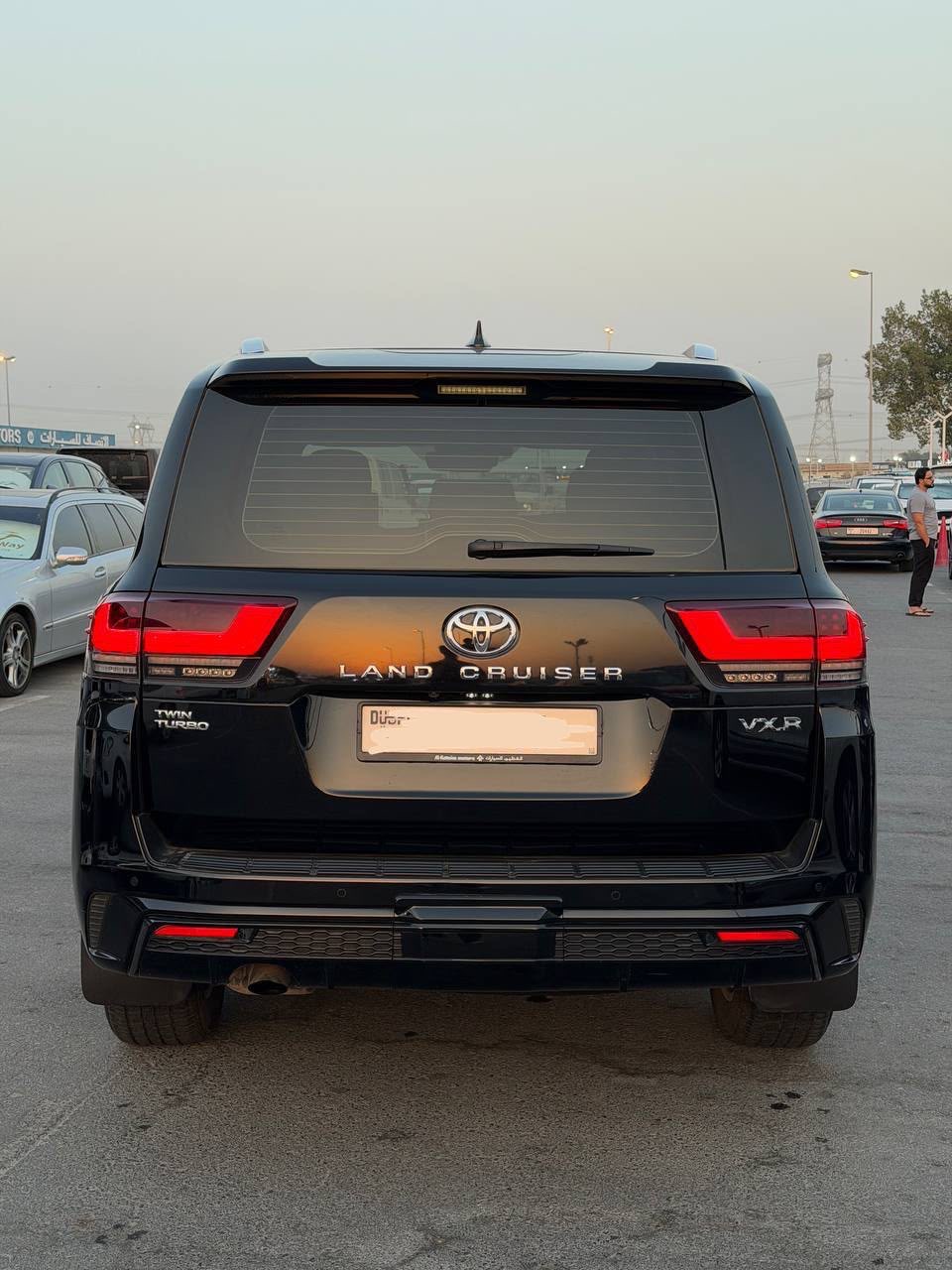 Negro Toyota Land Cruiser VXR 2024