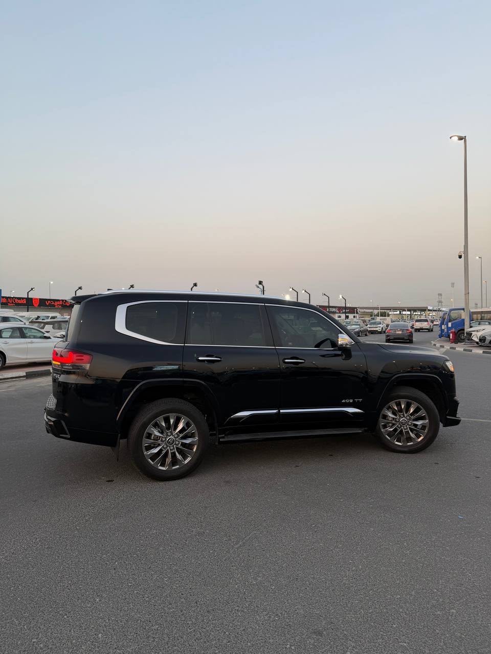 Negro Toyota Land Cruiser VXR 2024