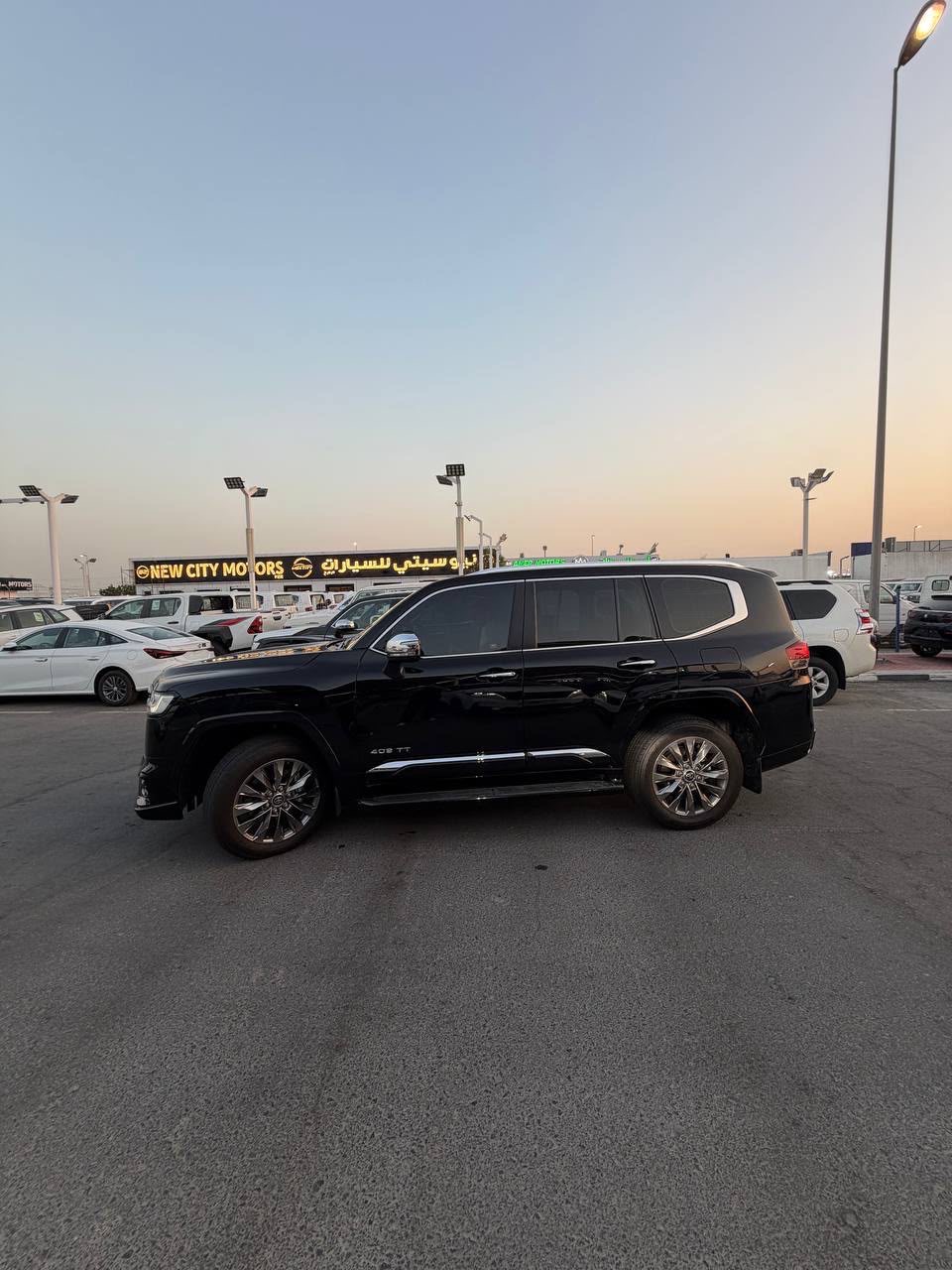 Negro Toyota Land Cruiser VXR 2024