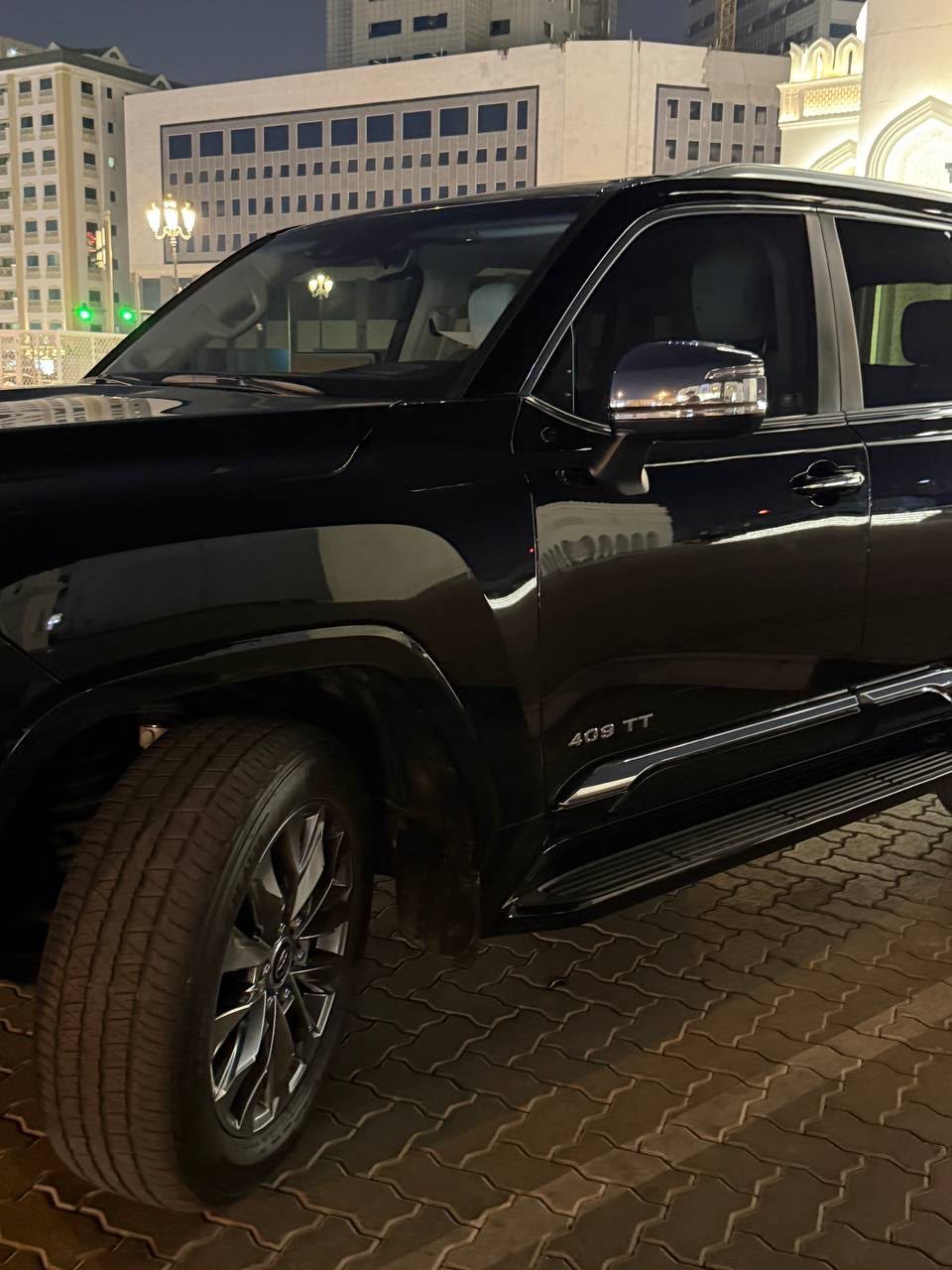 Negro Toyota Land Cruiser VXR 2024