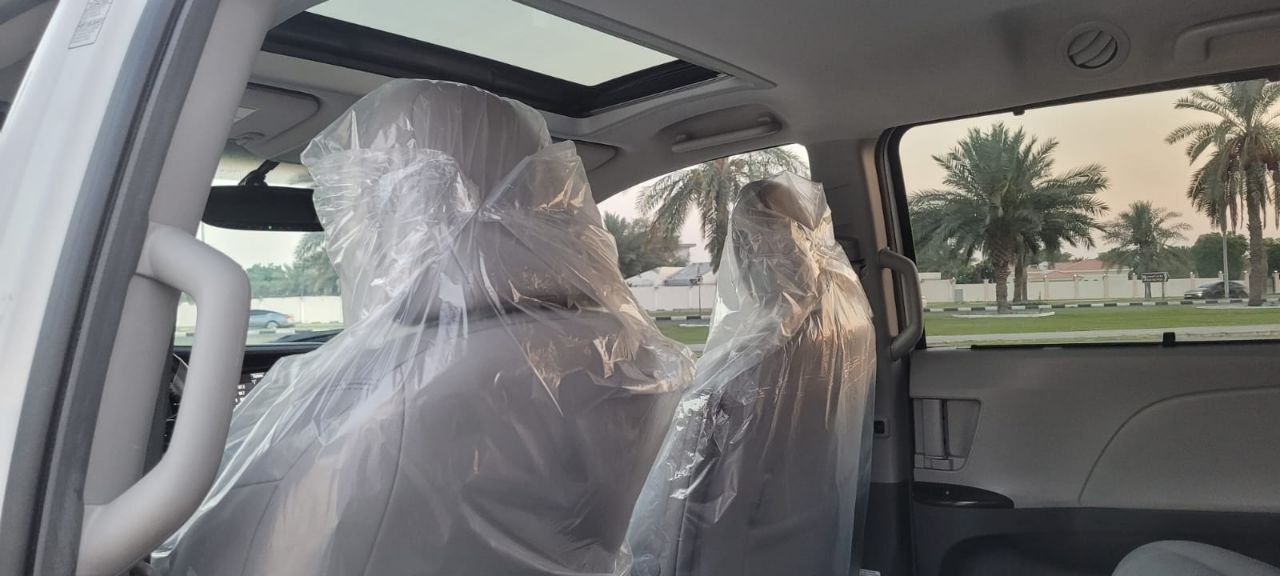White Toyota Sienna Limited 7-Passenger 2015