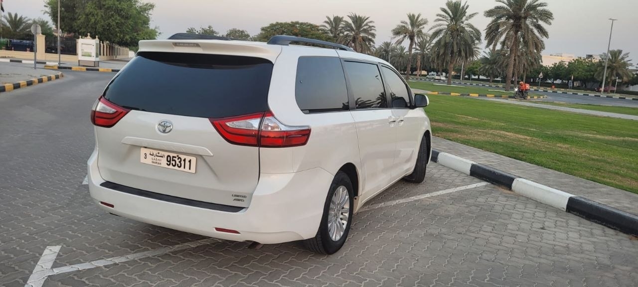 White Toyota Sienna Limited 7-Passenger 2015