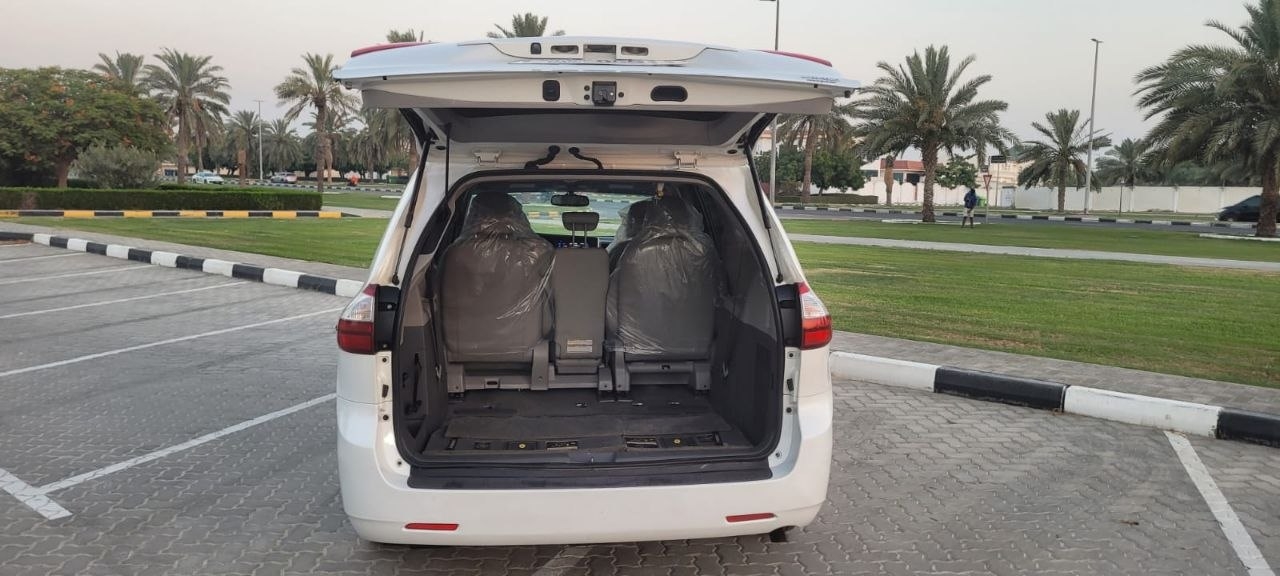 White Toyota Sienna Limited 7-Passenger 2015