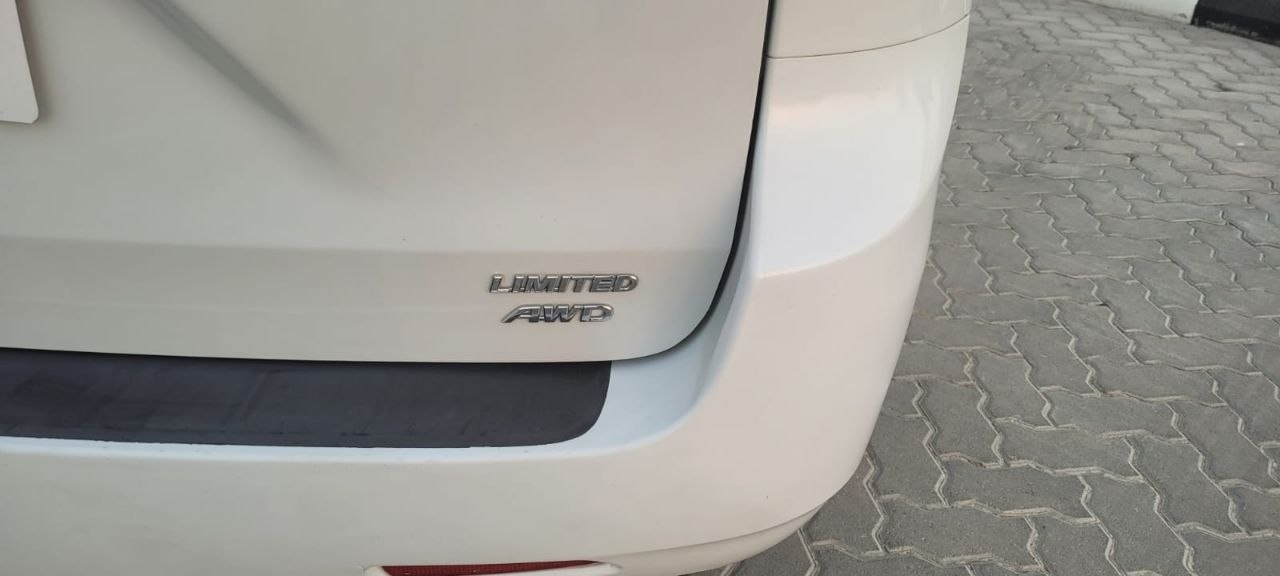 White Toyota Sienna Limited 7-Passenger 2015