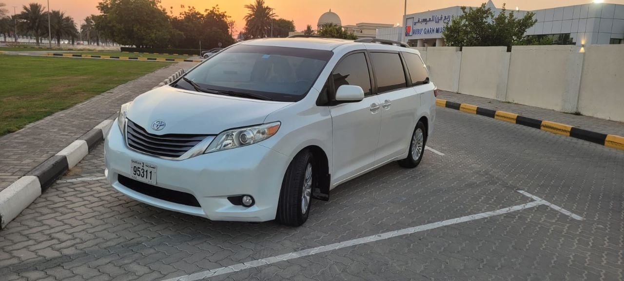 White Toyota Sienna Limited 7-Passenger 2015