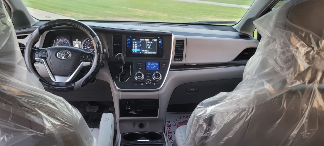 White Toyota Sienna Limited 7-Passenger 2015