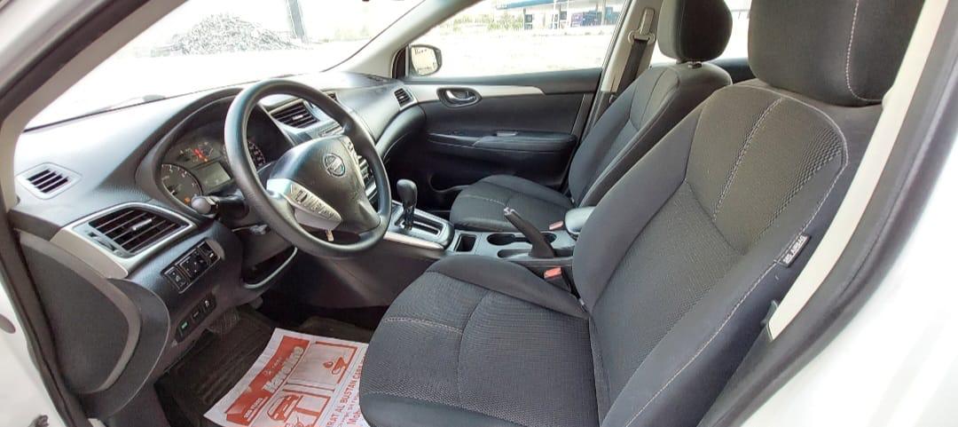 Blanc Nissan Sentra S 2017