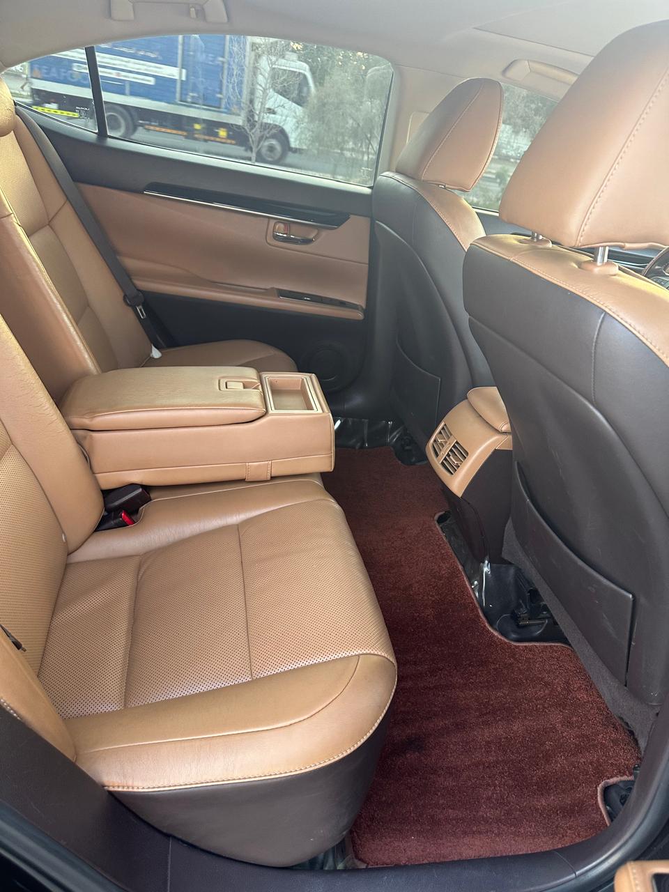 Black Lexus ES 350 2017