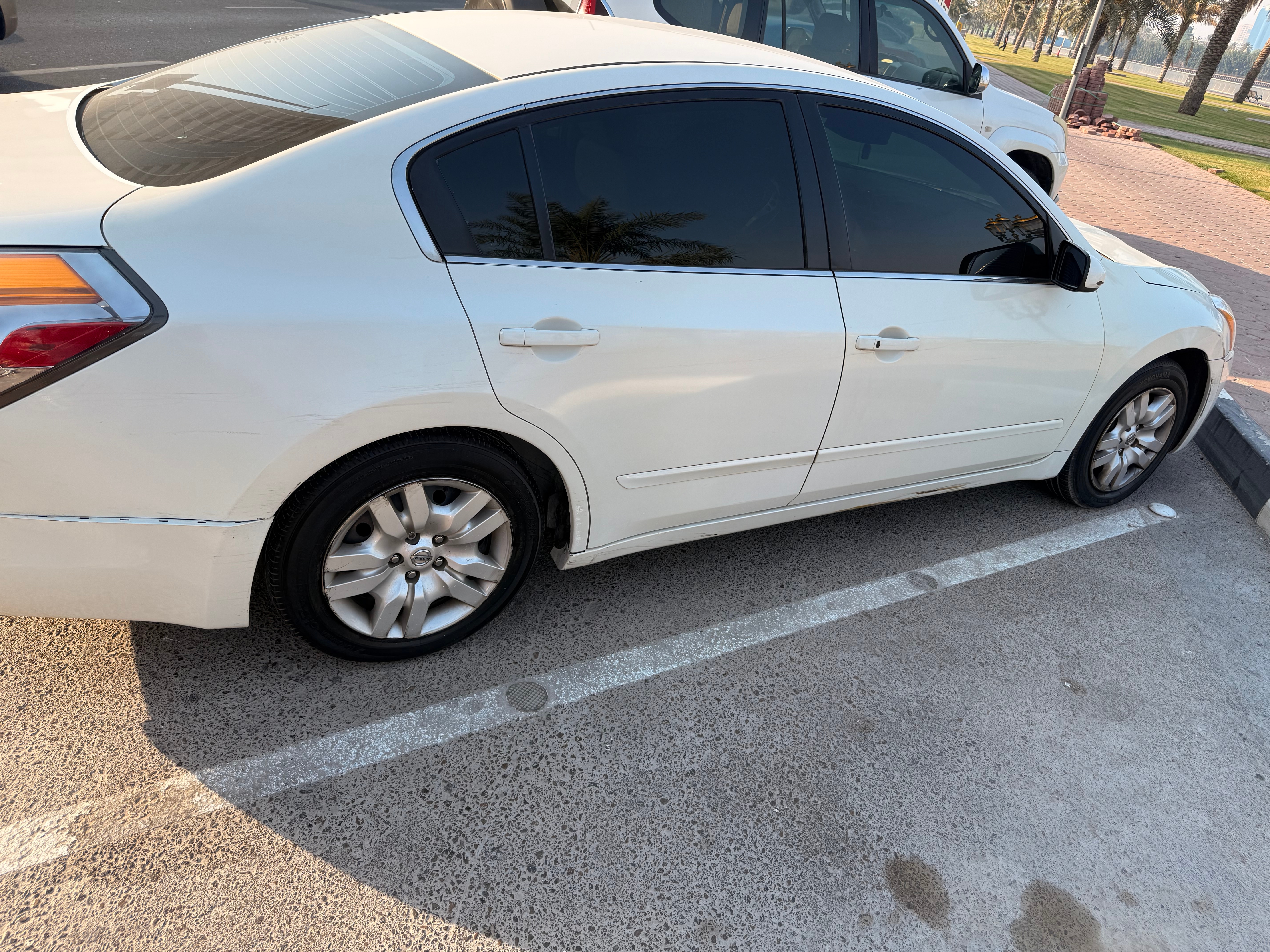 White Nissan Altima 2.5 S 2010