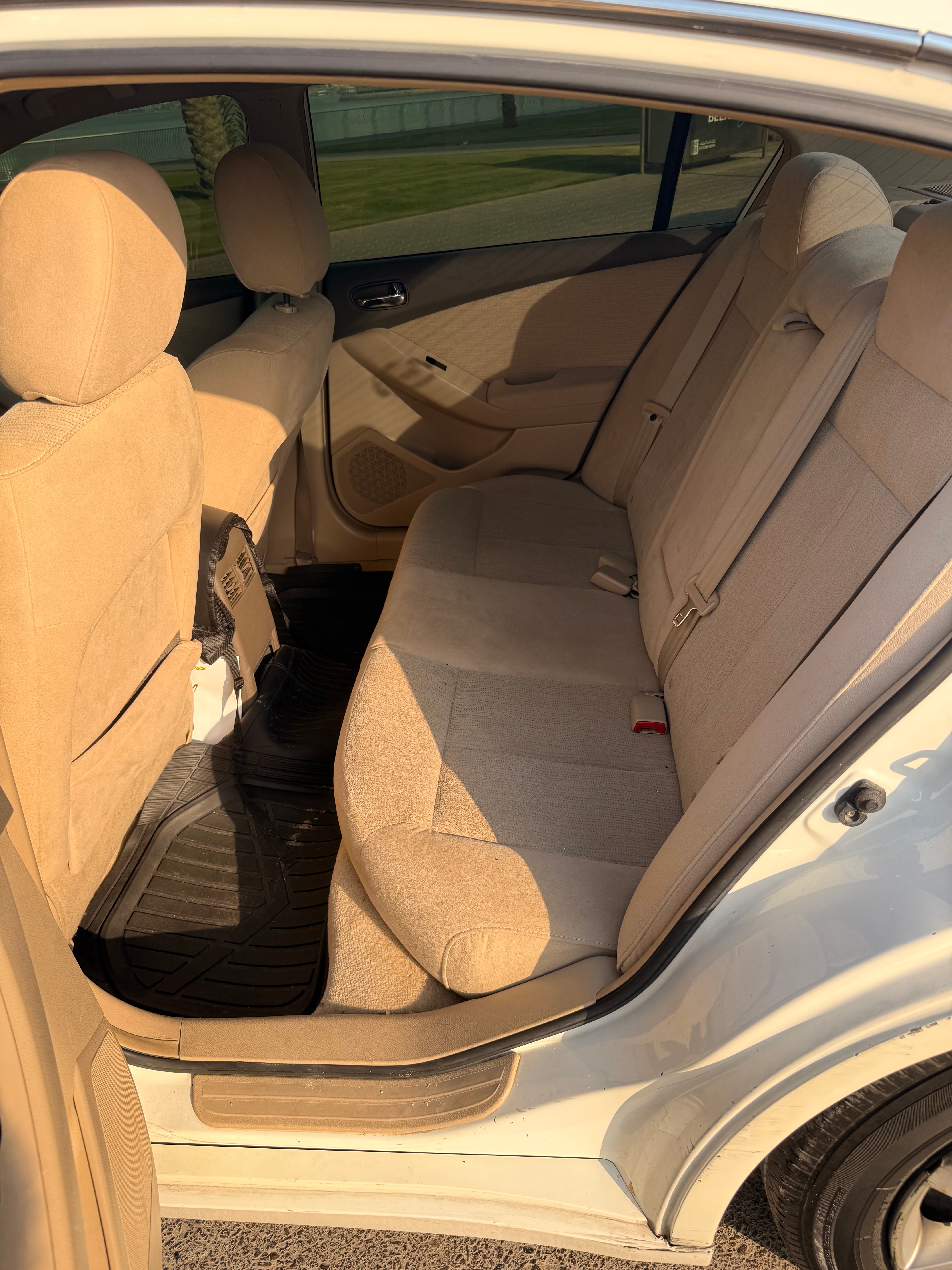 White Nissan Altima 2.5 S 2010