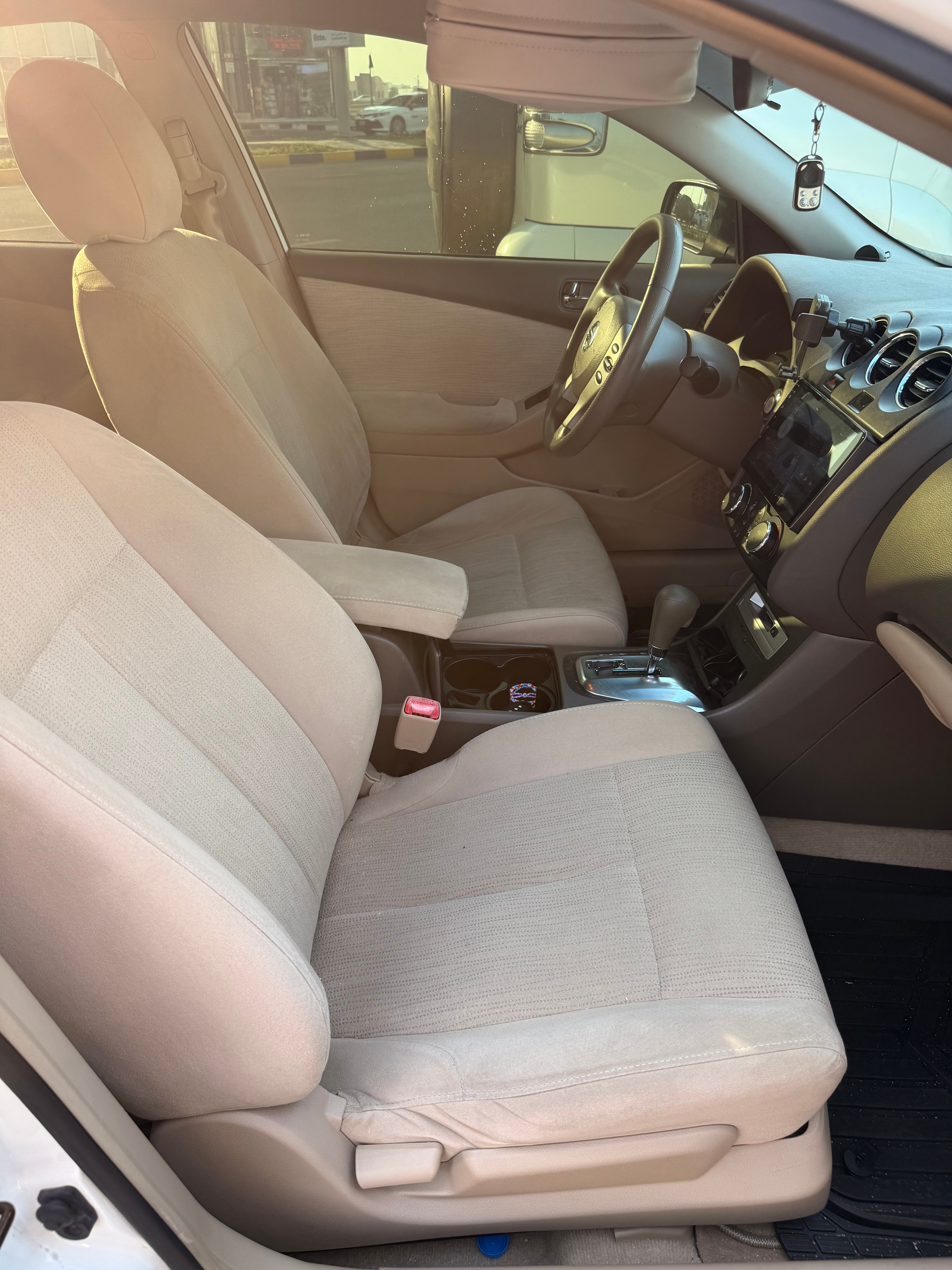 White Nissan Altima 2.5 S 2010