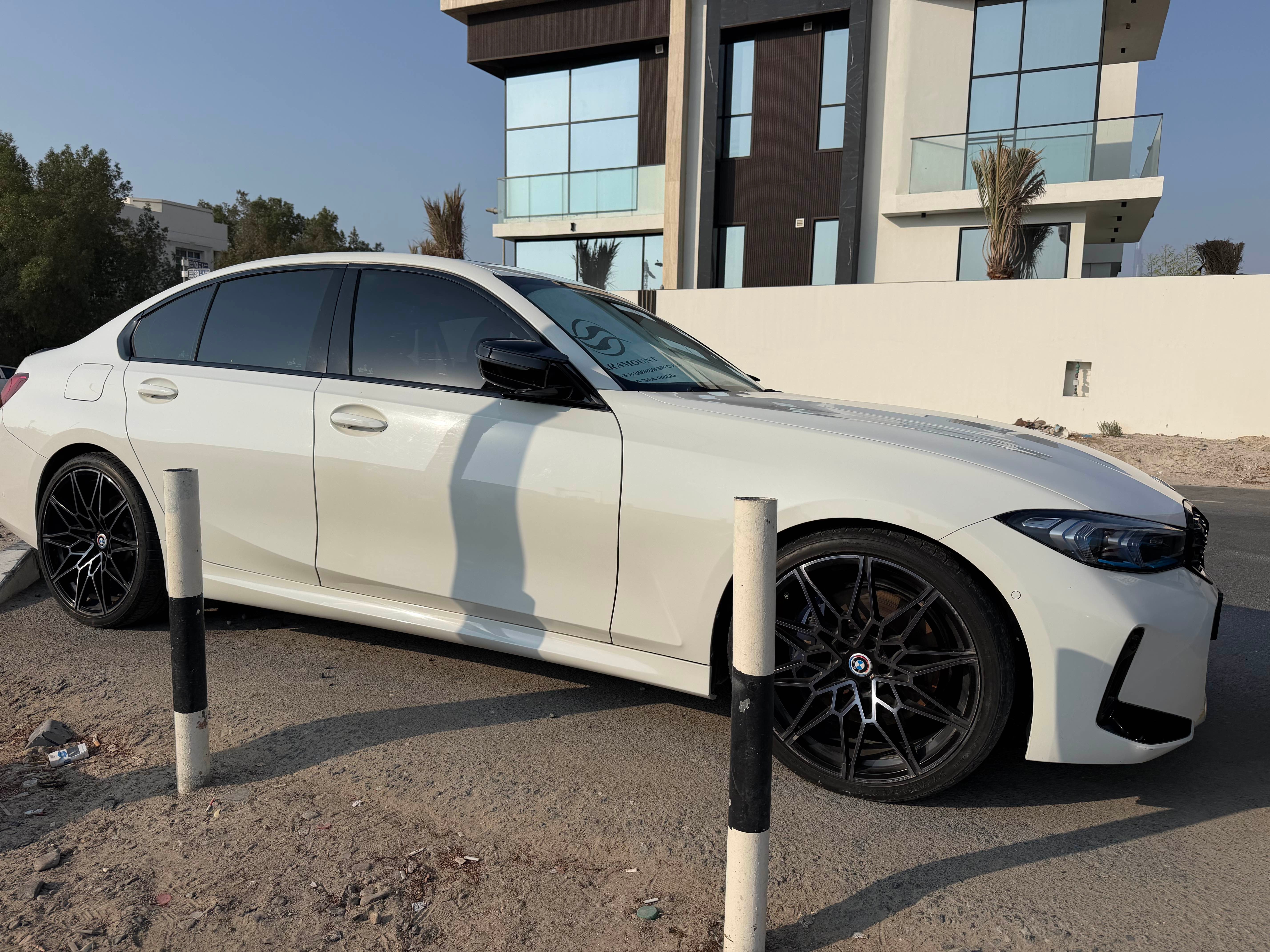 白色的 宝马 330i M运动版 2020